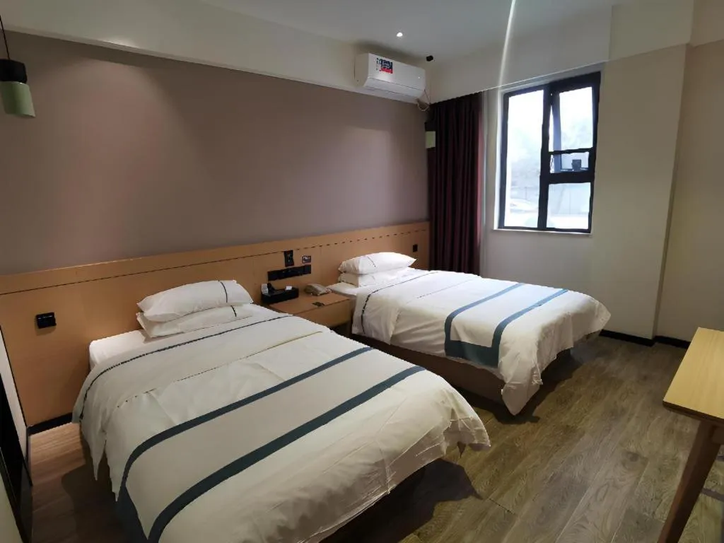 Bed in City Comfort Inn Huanggang Wuxue Bus Center