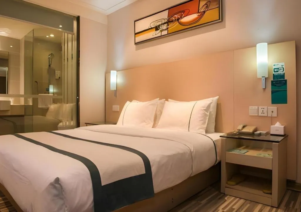 Bed in City Comfort Inn Yulin Youth Square 1st People's Hospital