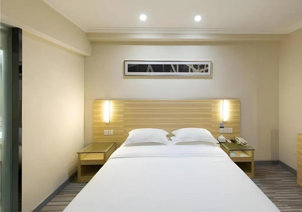 Bed in City Comfort Inn Wuhan Dream Times Baotong Temple Metro Station