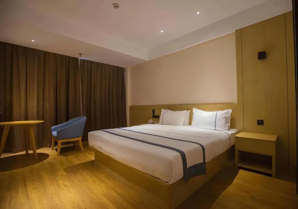 Bed in City Comfort Inn Zhanjiang Middle Haibin Avenue Wanda Plaza