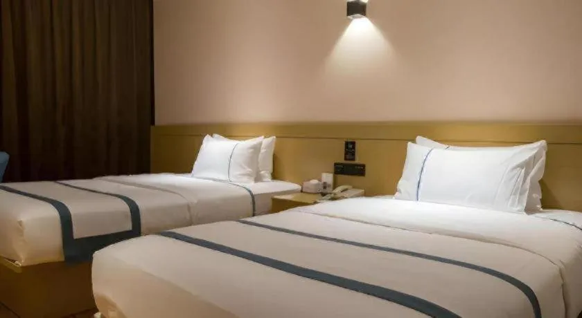 Bed in City Comfort Inn Zhanjiang Middle Haibin Avenue Wanda Plaza