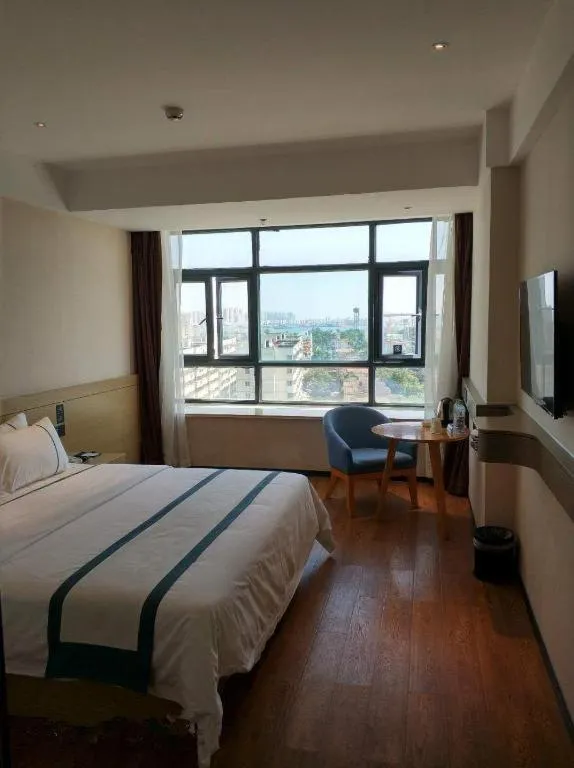 Bed in City Comfort Inn Zhanjiang Middle Haibin Avenue Wanda Plaza