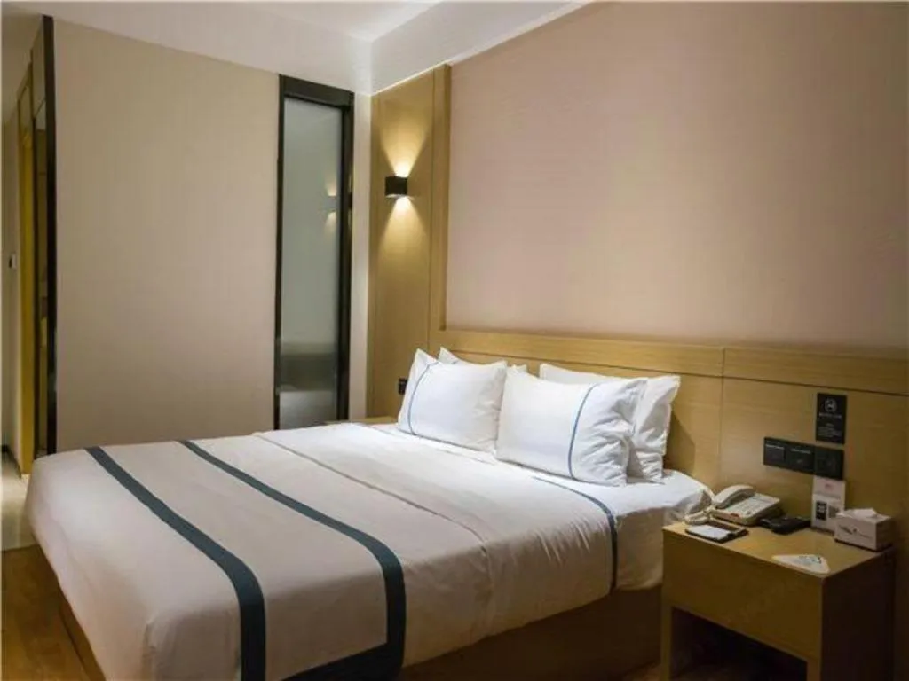 Bed in City Comfort Inn Zhanjiang Middle Haibin Avenue Wanda Plaza