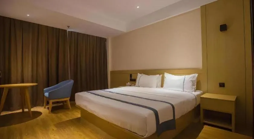 Bed in City Comfort Inn Zhanjiang Middle Haibin Avenue Wanda Plaza