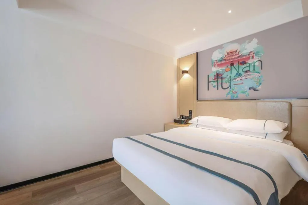 Bed in City Comfort Inn Changsha Yuelu Mountain Orange Island Head