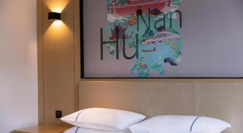 Bed in City Comfort Inn Changsha Yuelu Mountain Orange Island Head