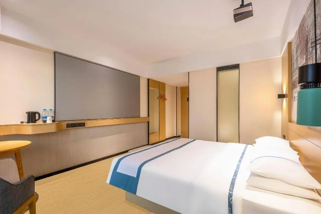 Bed in City Comfort Inn Dongfang Donghai Road Gymnasium Municipal Government