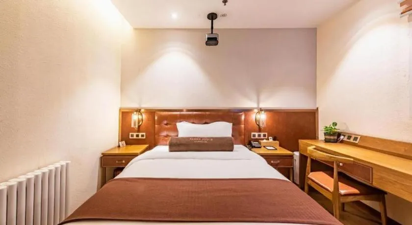 Bed in James Joyce Coffetel Shijiazhuang the Mixc Jinyuan Tower Airport Bus