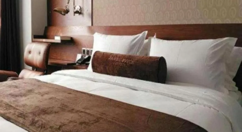 Bed in James Joyce Coffetel Shijiazhuang the Mixc Jinyuan Tower Airport Bus