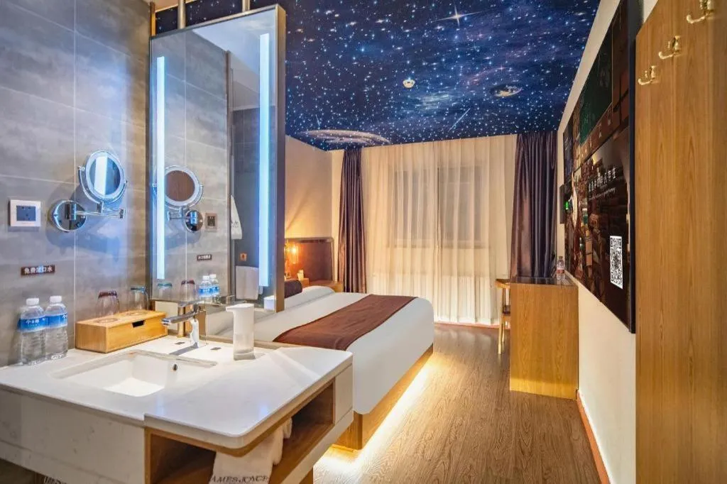 Bed in James Joyce Coffetel Shijiazhuang the Mixc Jinyuan Tower Airport Bus