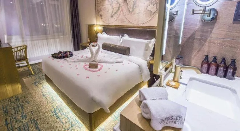 Bed in James Joyce Coffetel Changchun People's Square