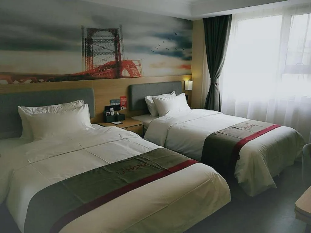 Bed in Thank Inn Plus Hotel Xinjiang Urumqi Tianshan District Bingtuan Erzhong