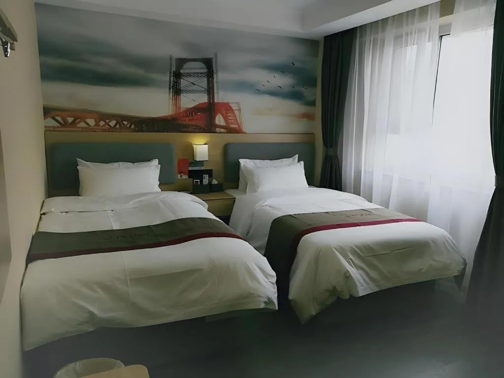 Bed in Thank Inn Plus Hotel Xinjiang Urumqi Tianshan District Bingtuan Erzhong