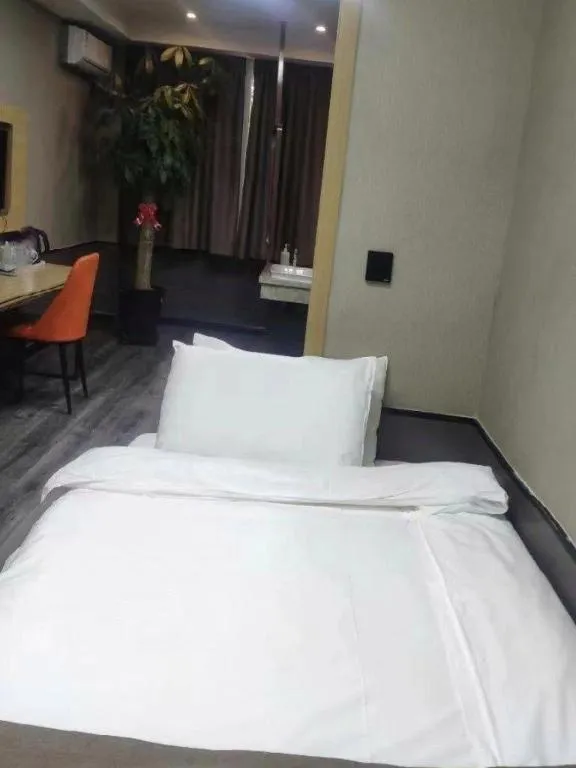 Bed in Thank Inn Plus Hotel Xinjiang Urumqi Tianshan District Bingtuan Erzhong
