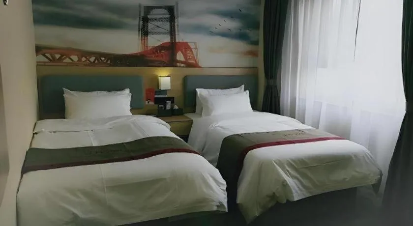 Bed in Thank Inn Plus Hotel Xinjiang Urumqi Tianshan District Bingtuan Erzhong