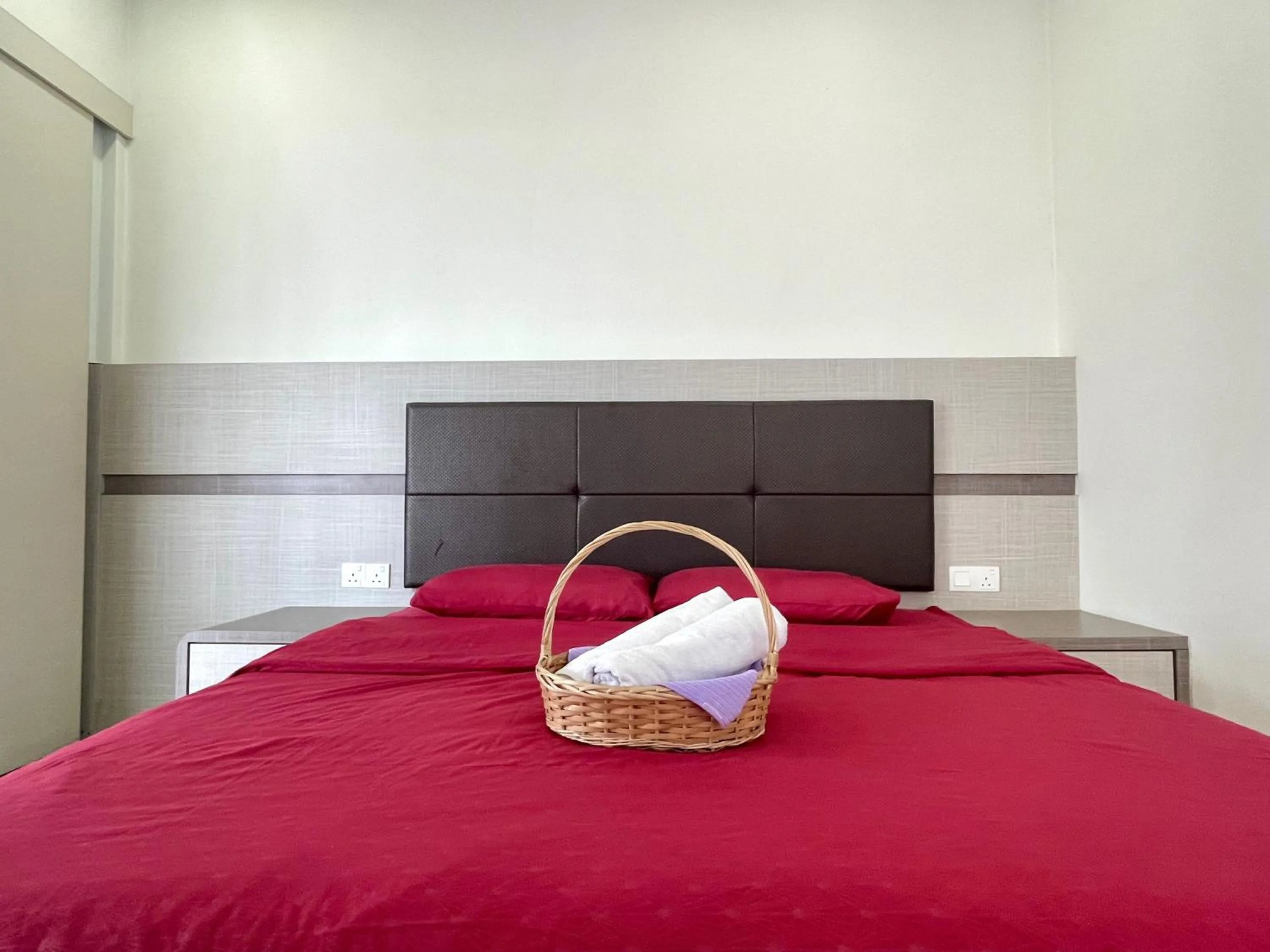 Bed in The Octagon Suites at Ipoh City Centre, 6 pax