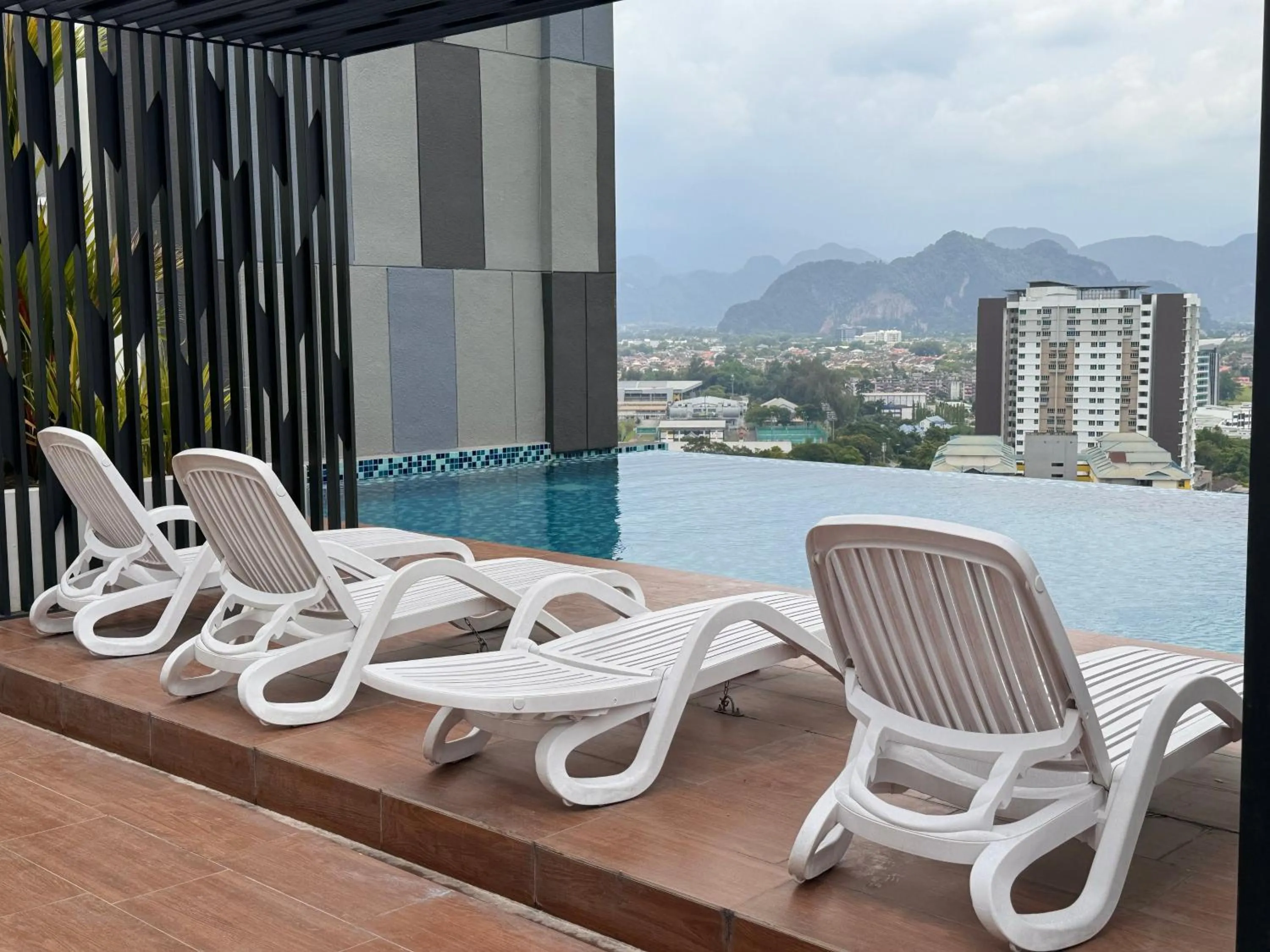 Patio in Ipoh Horizon Skypool Town Suites 4-11pax by IWH Suites