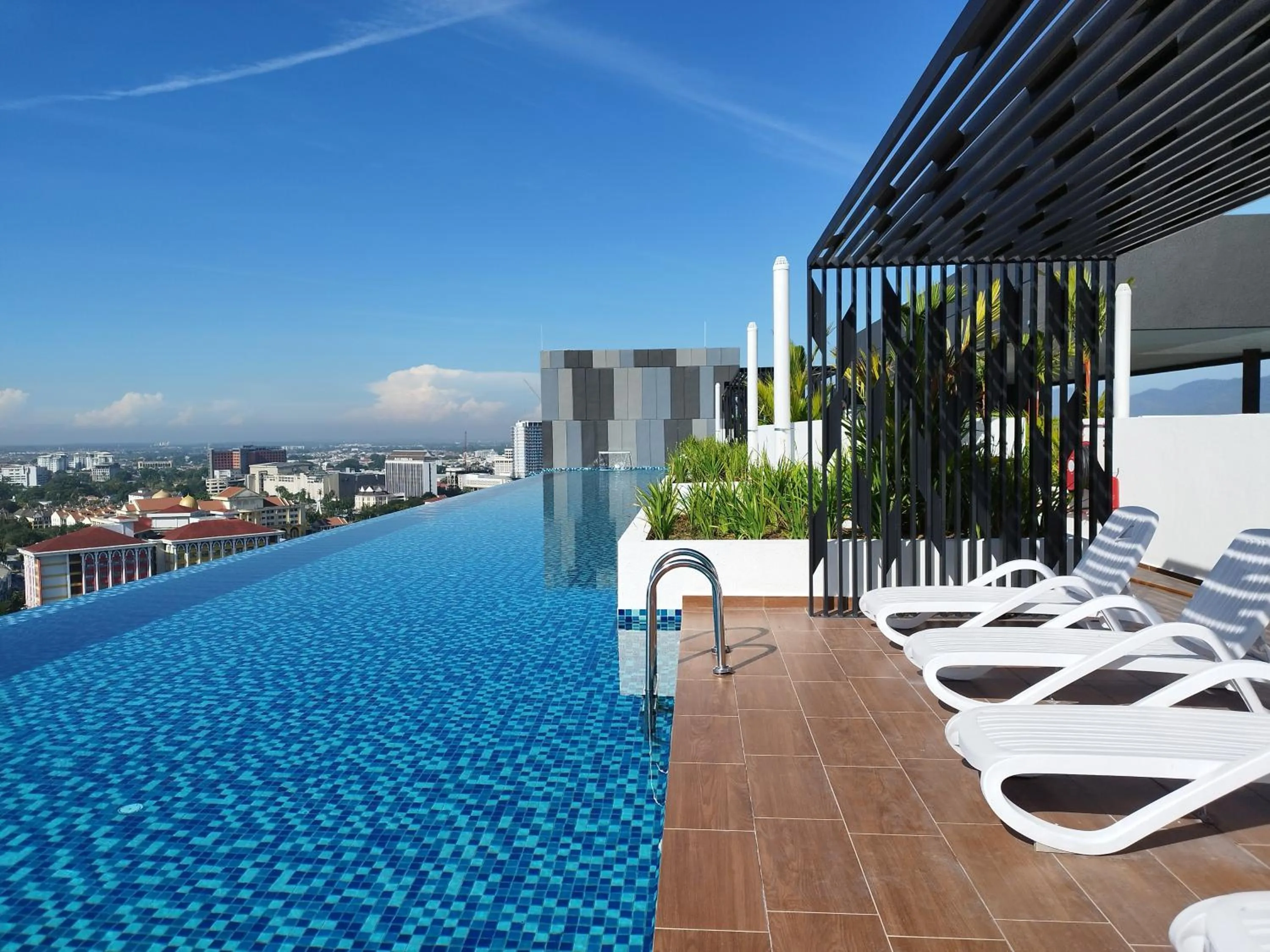 Swimming pool in Ipoh Horizon Skypool Town Suites 4-11pax by IWH Suites