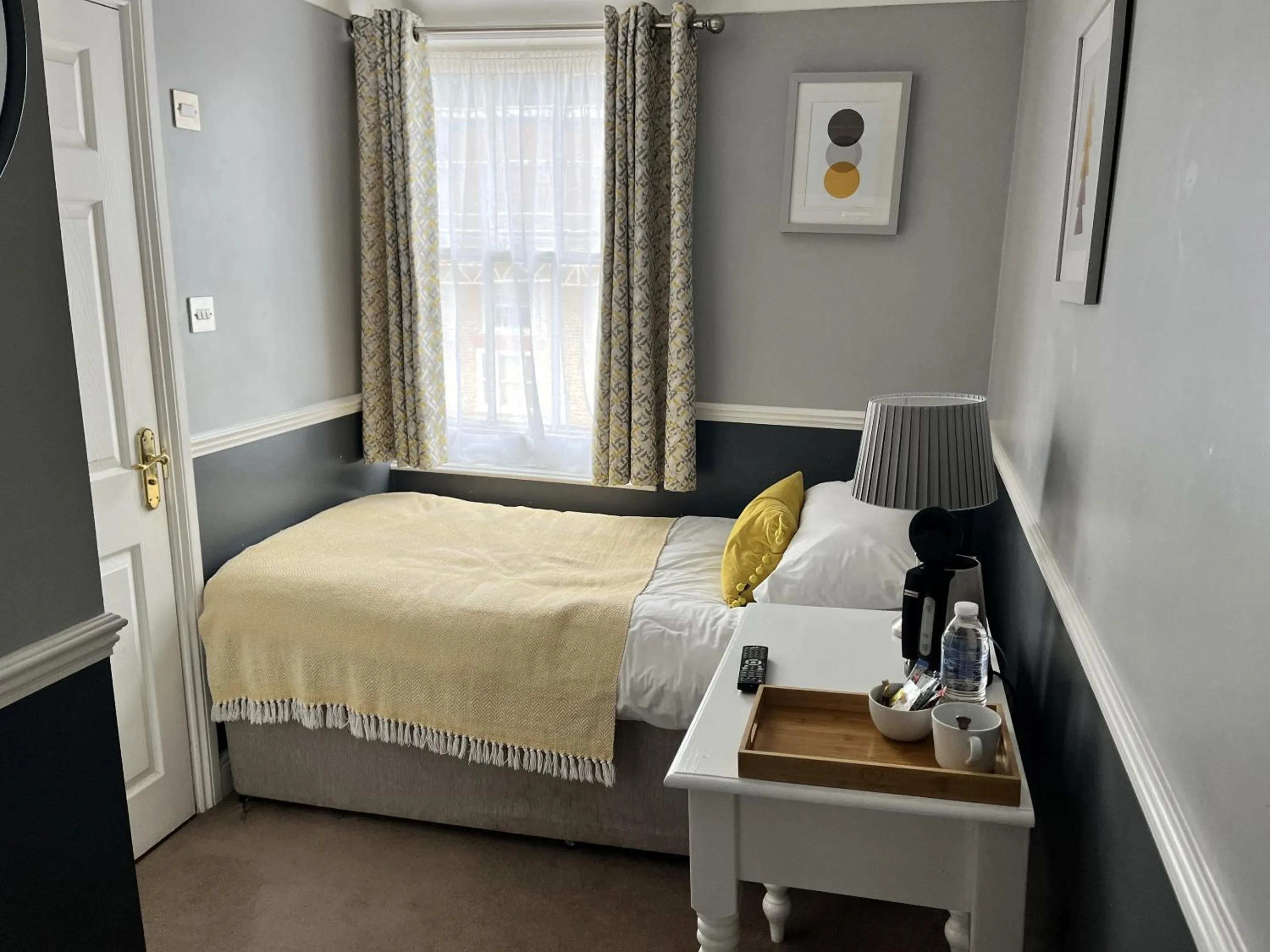Bathroom, Bed in The Ship Hotel