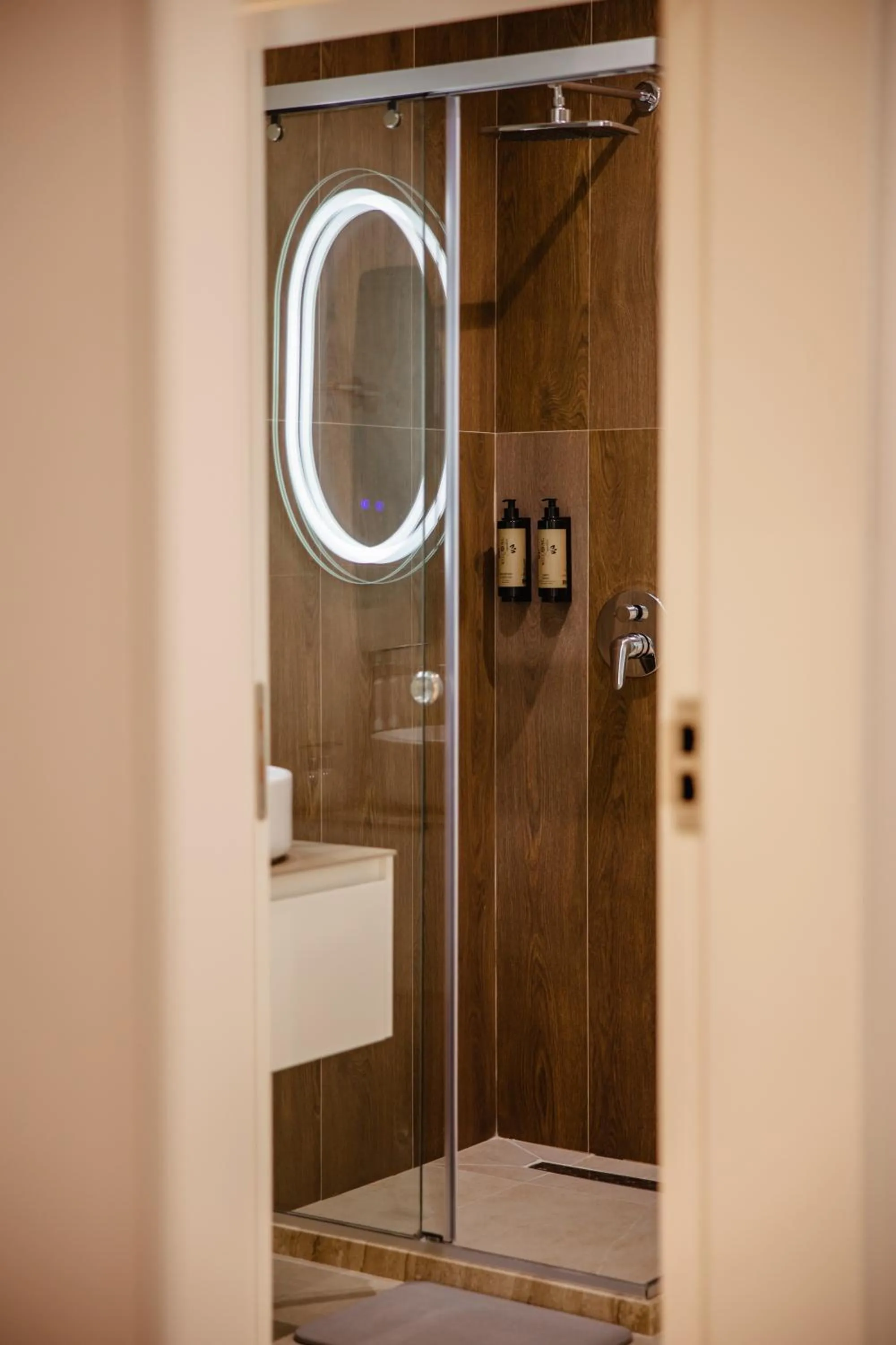 Shower in Oro Inn Hotel