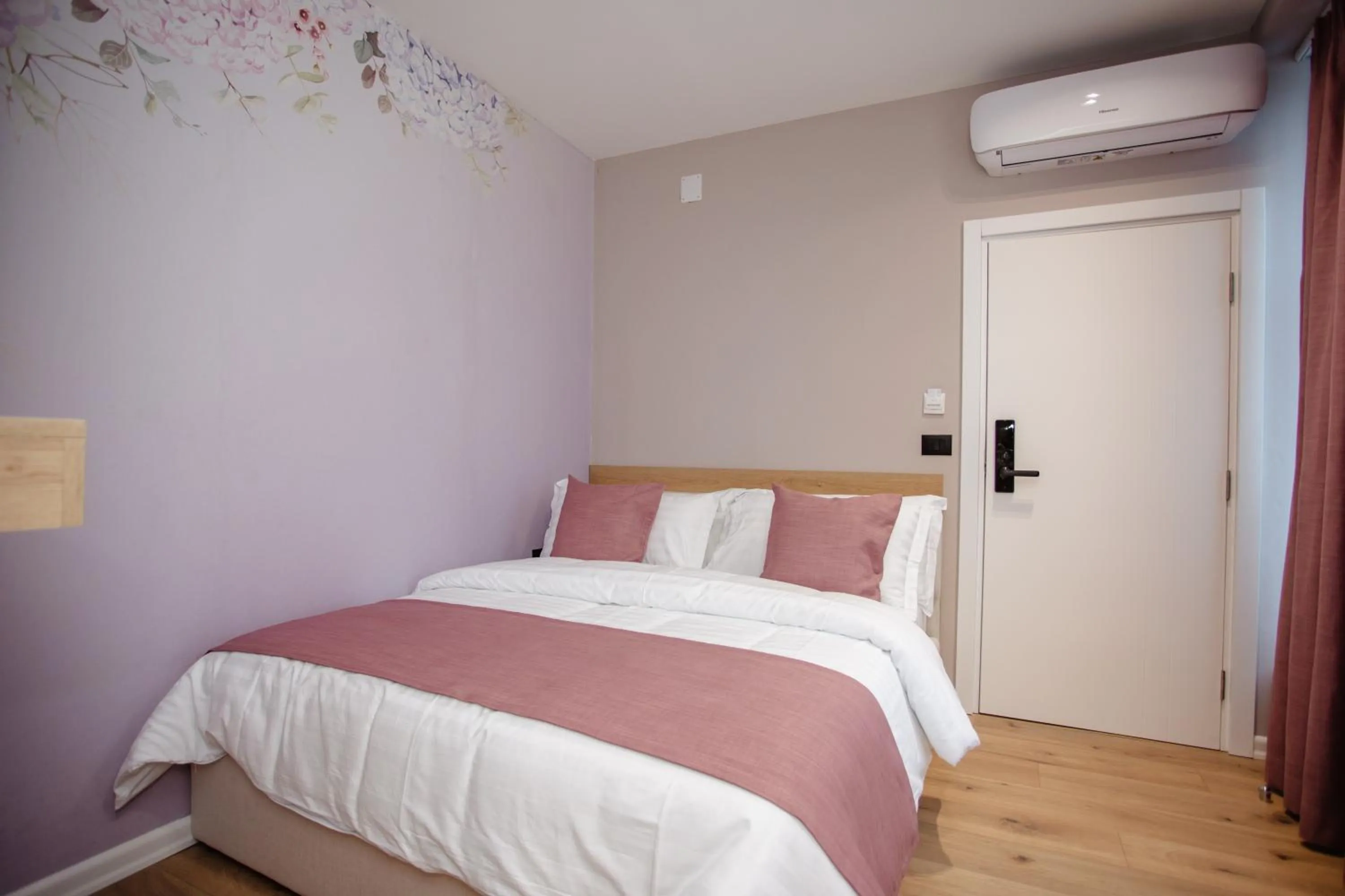 Bed in Oro Inn Hotel