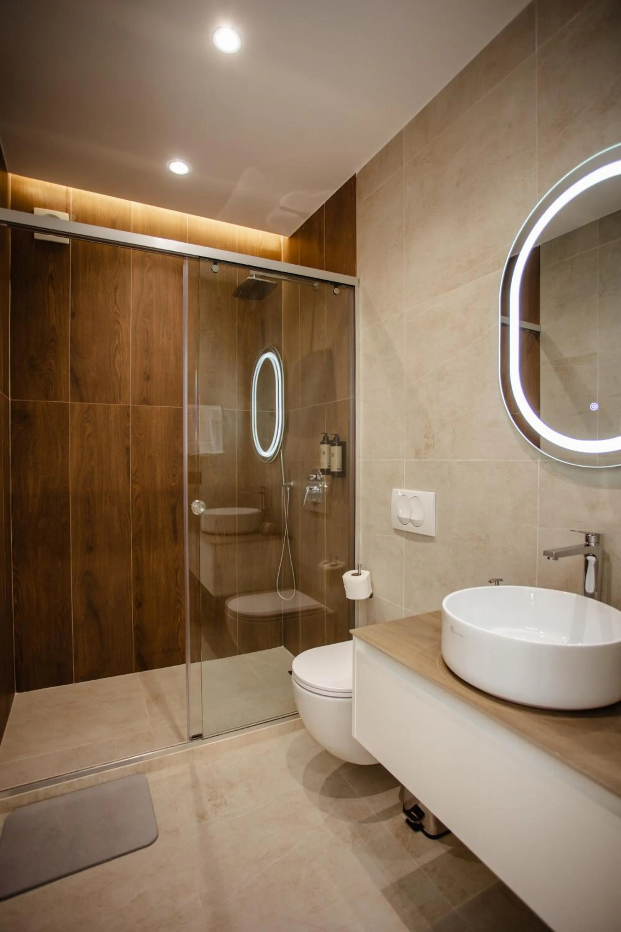 Shower in Oro Inn Hotel