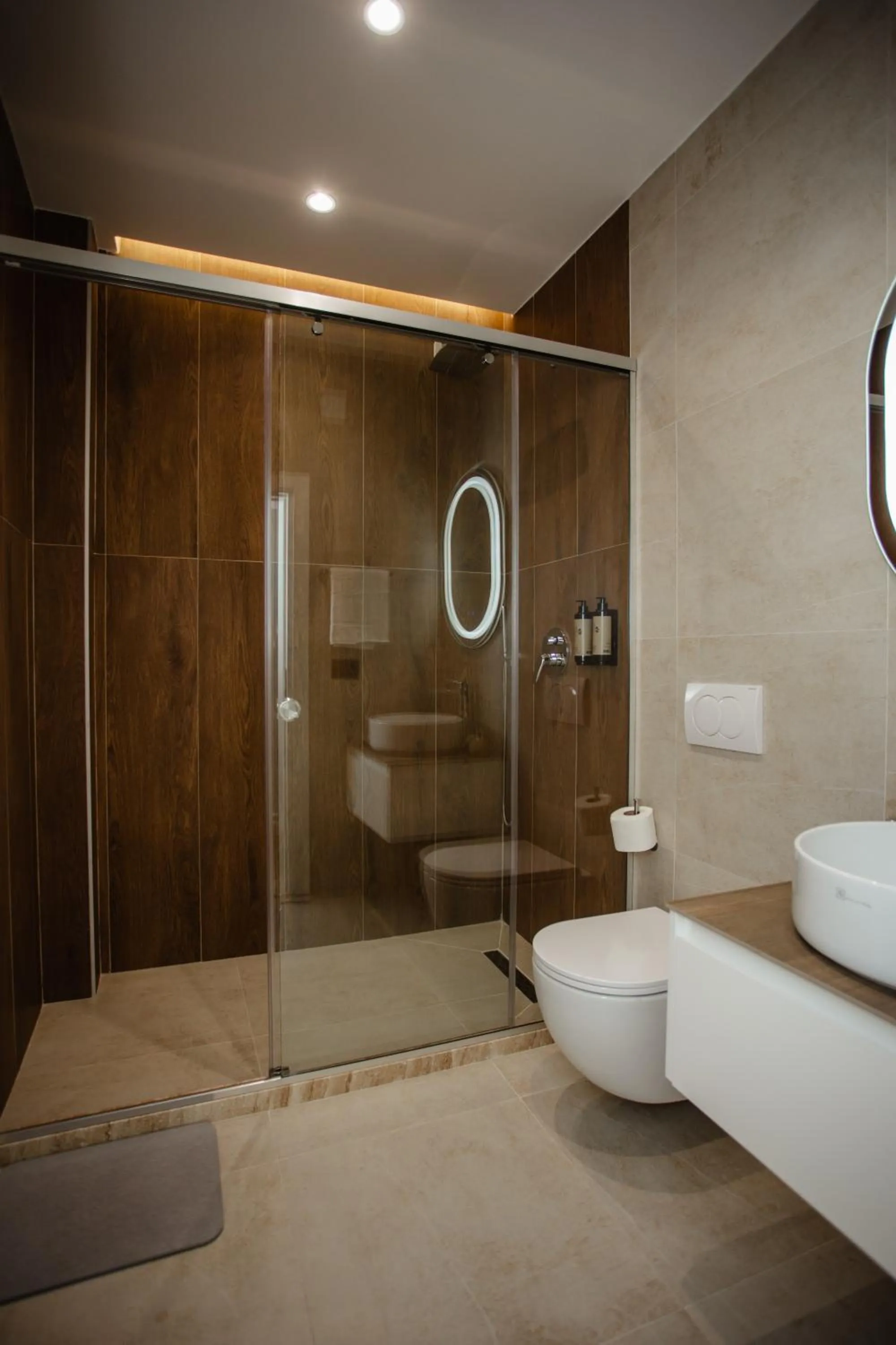 Shower in Oro Inn Hotel