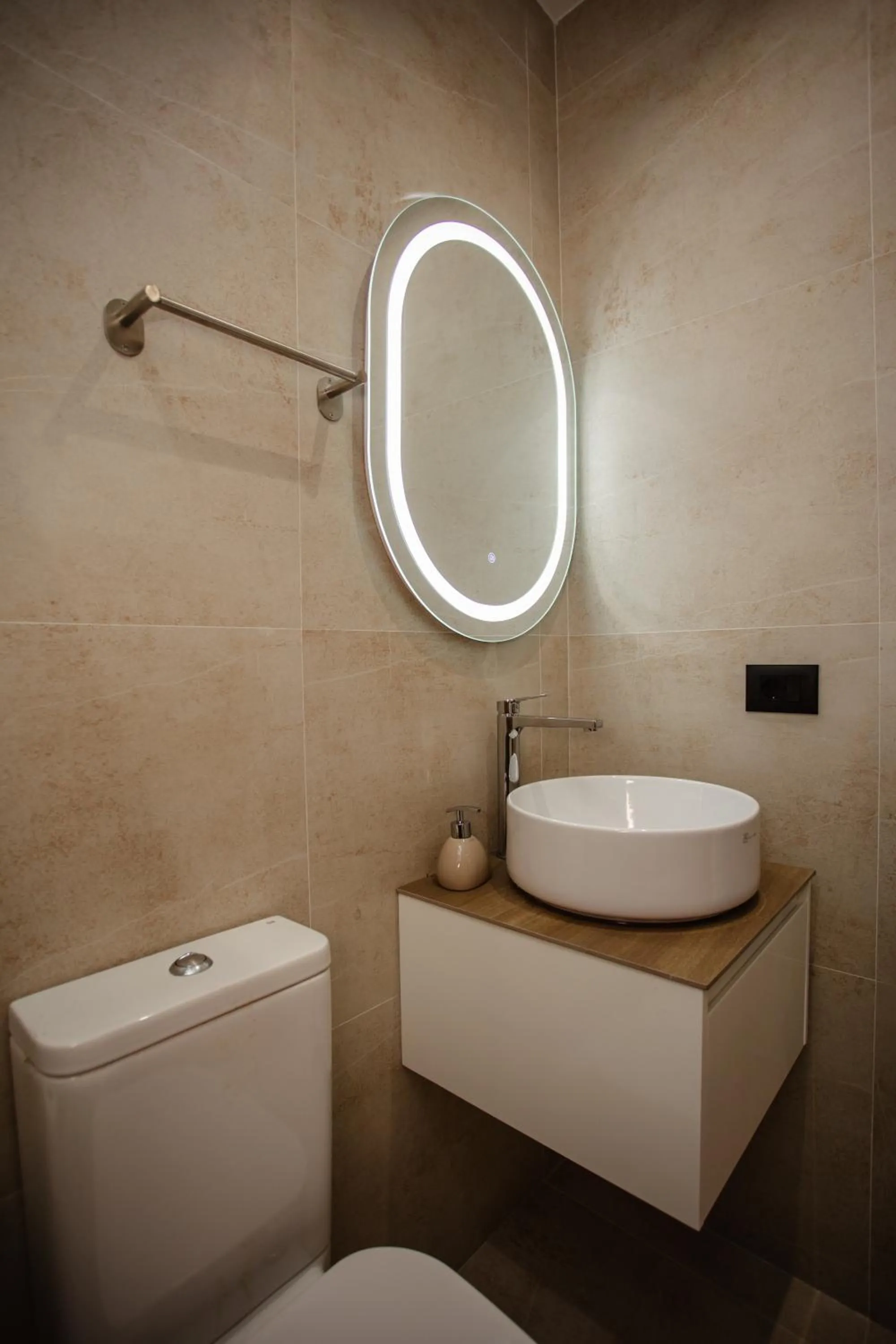 Toilet in Oro Inn Hotel