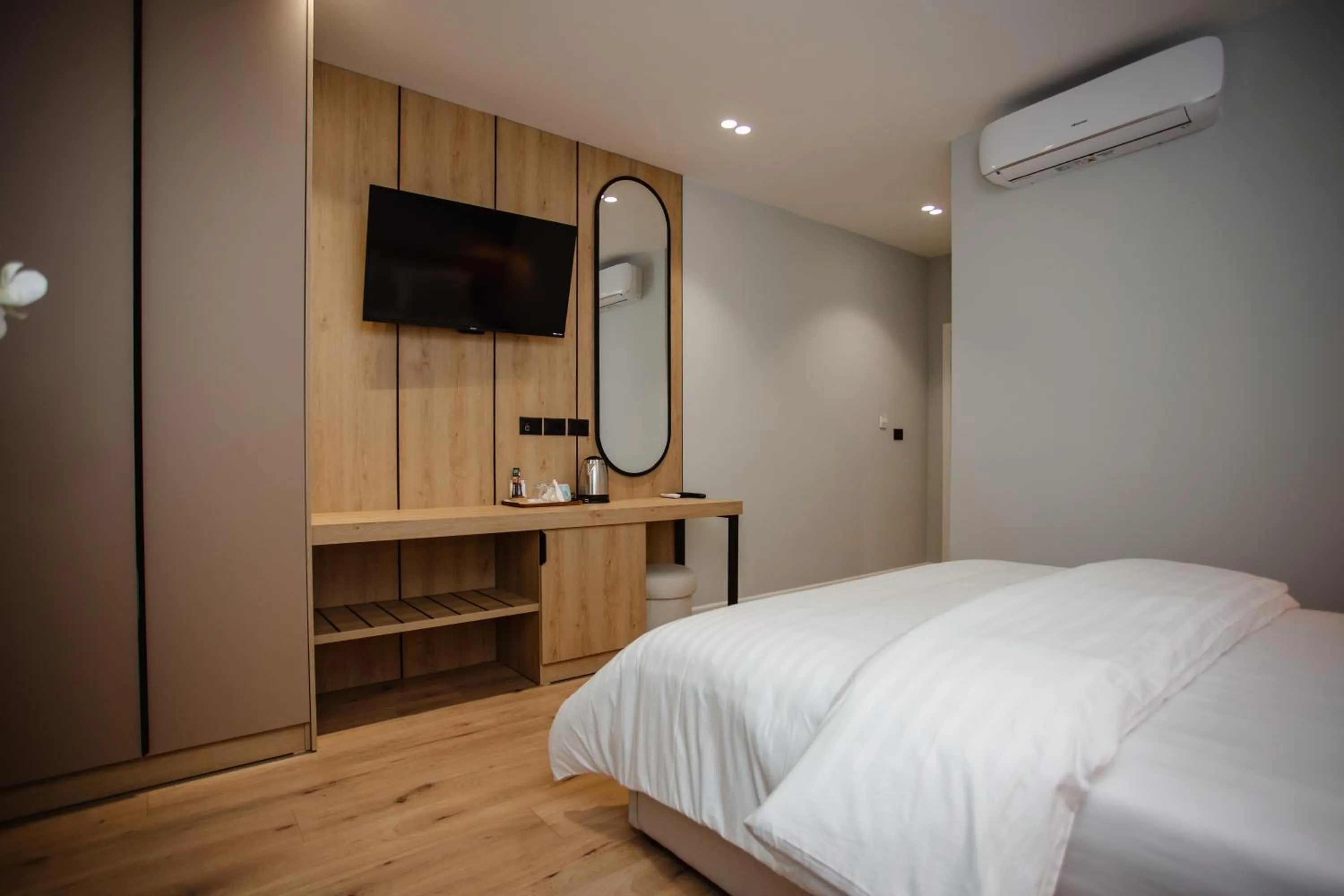 Bed in Oro Inn Hotel