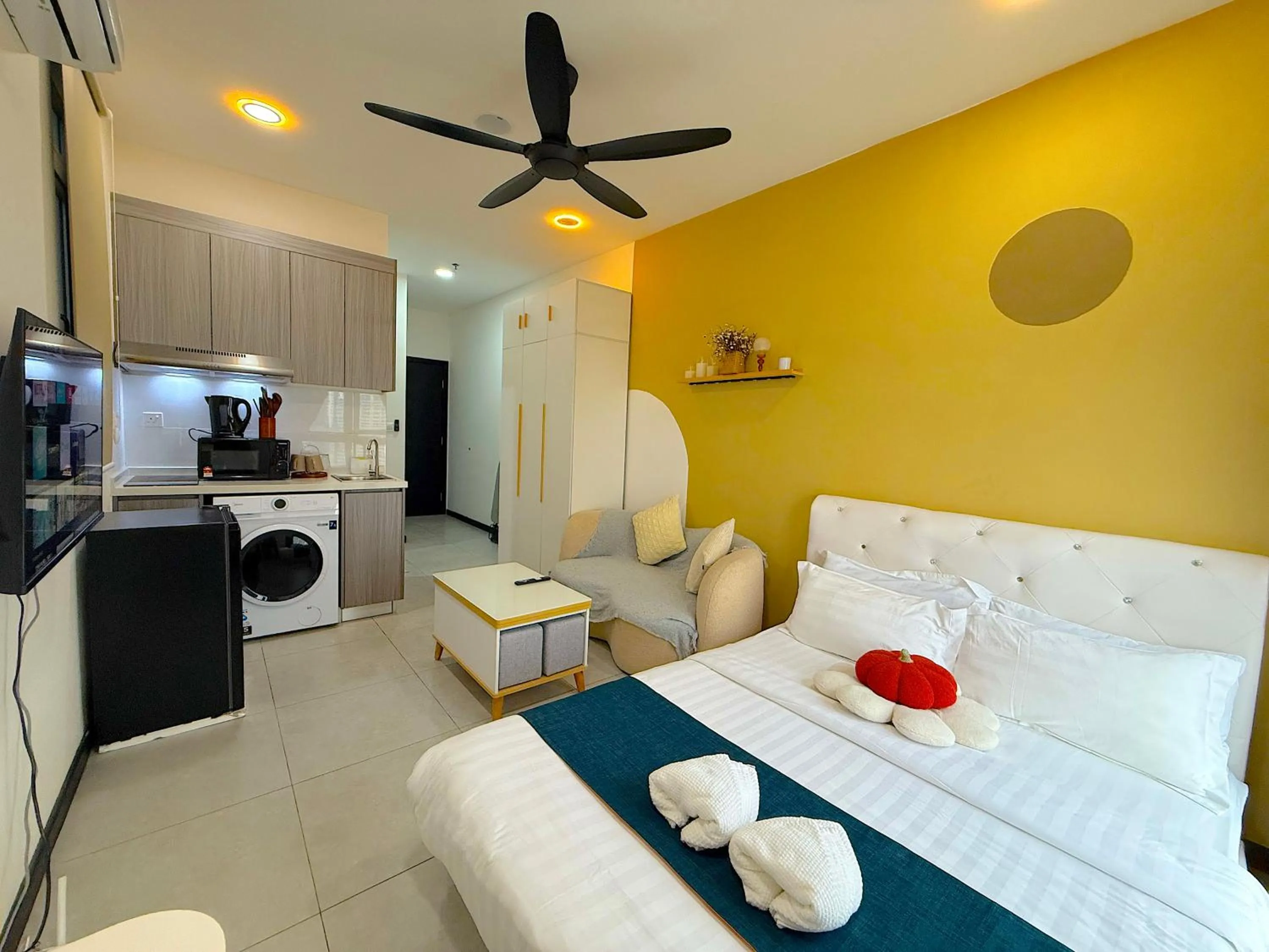 Kitchen or kitchenette, Bed in Neu Suites By Serenity Homes Near Gleneagles, KLCC & LRT