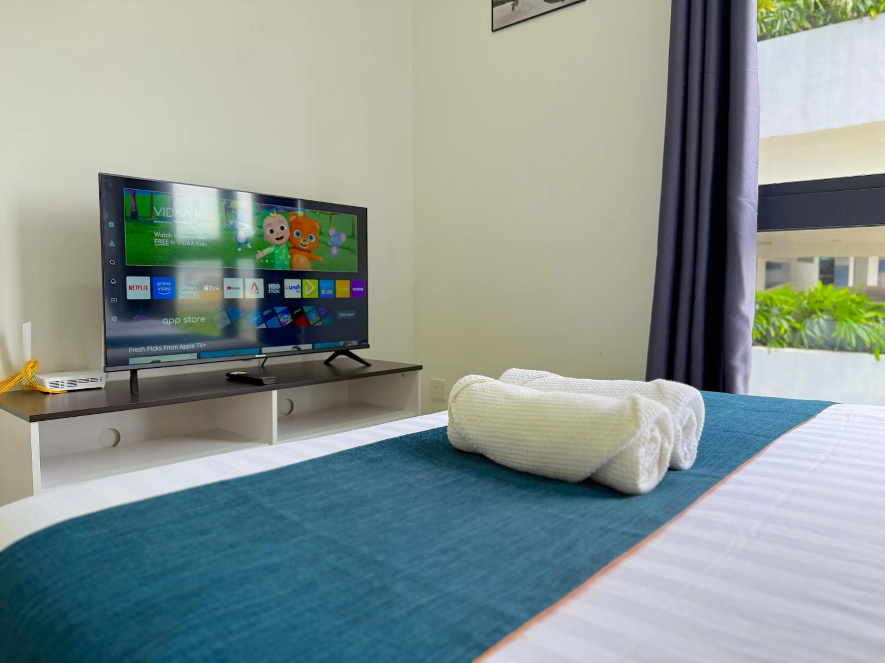 TV and multimedia, Bed in Neu Suites By Serenity Homes Near Gleneagles, KLCC & LRT