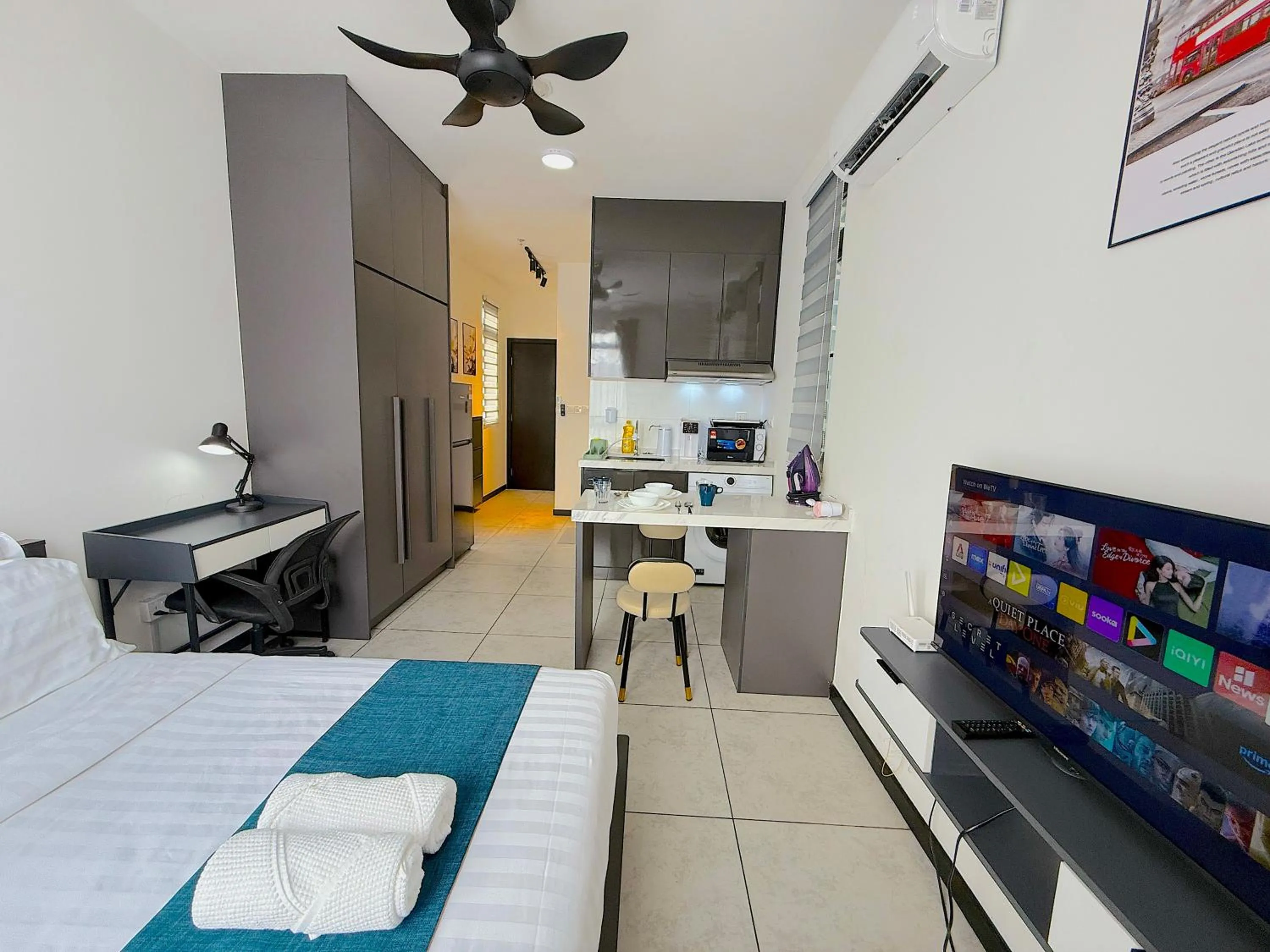 Kitchen or kitchenette, Bed in Neu Suites By Serenity Homes Near Gleneagles, KLCC & LRT