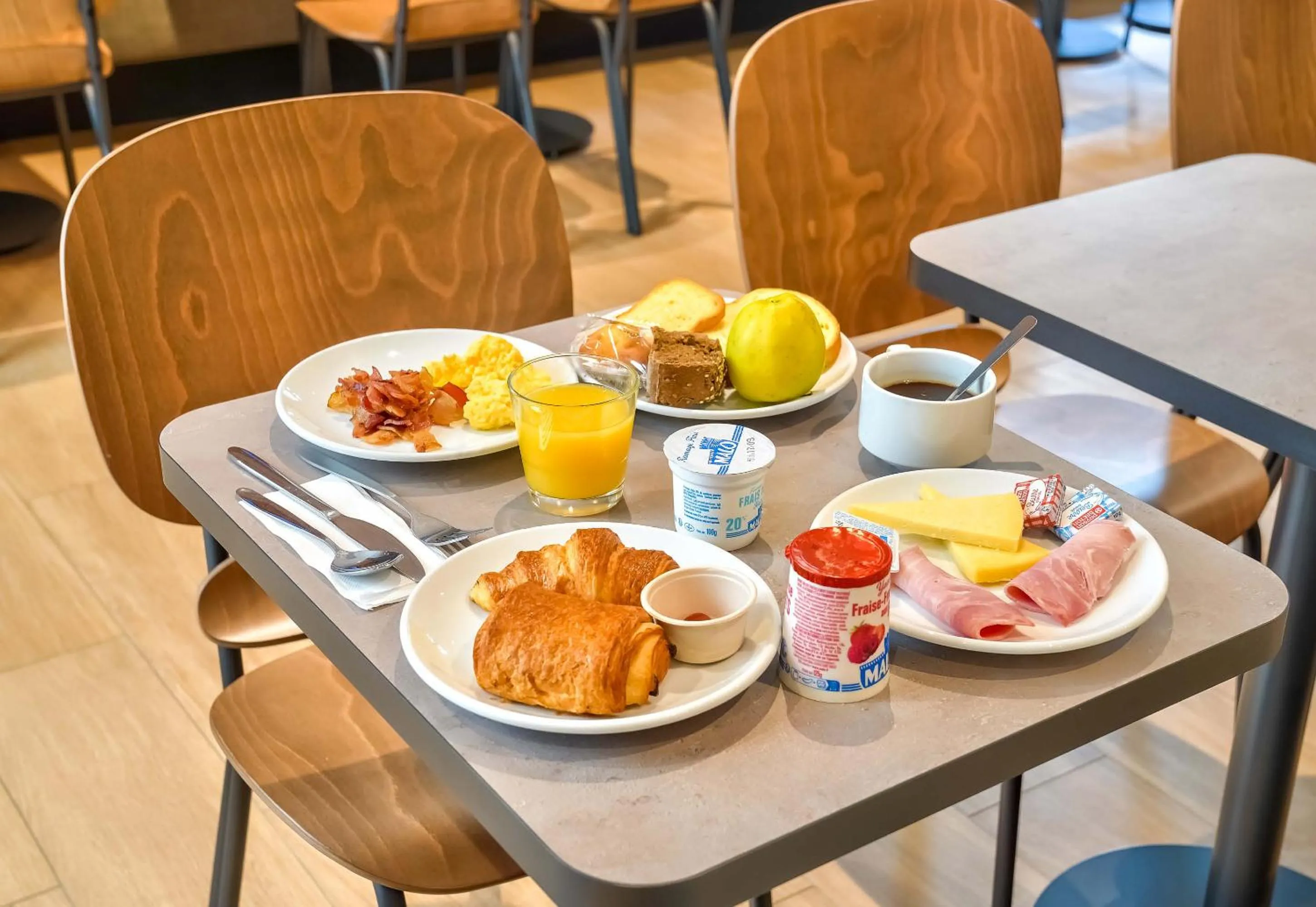 Food in B&B HOTEL Paris Porte d'Orléans