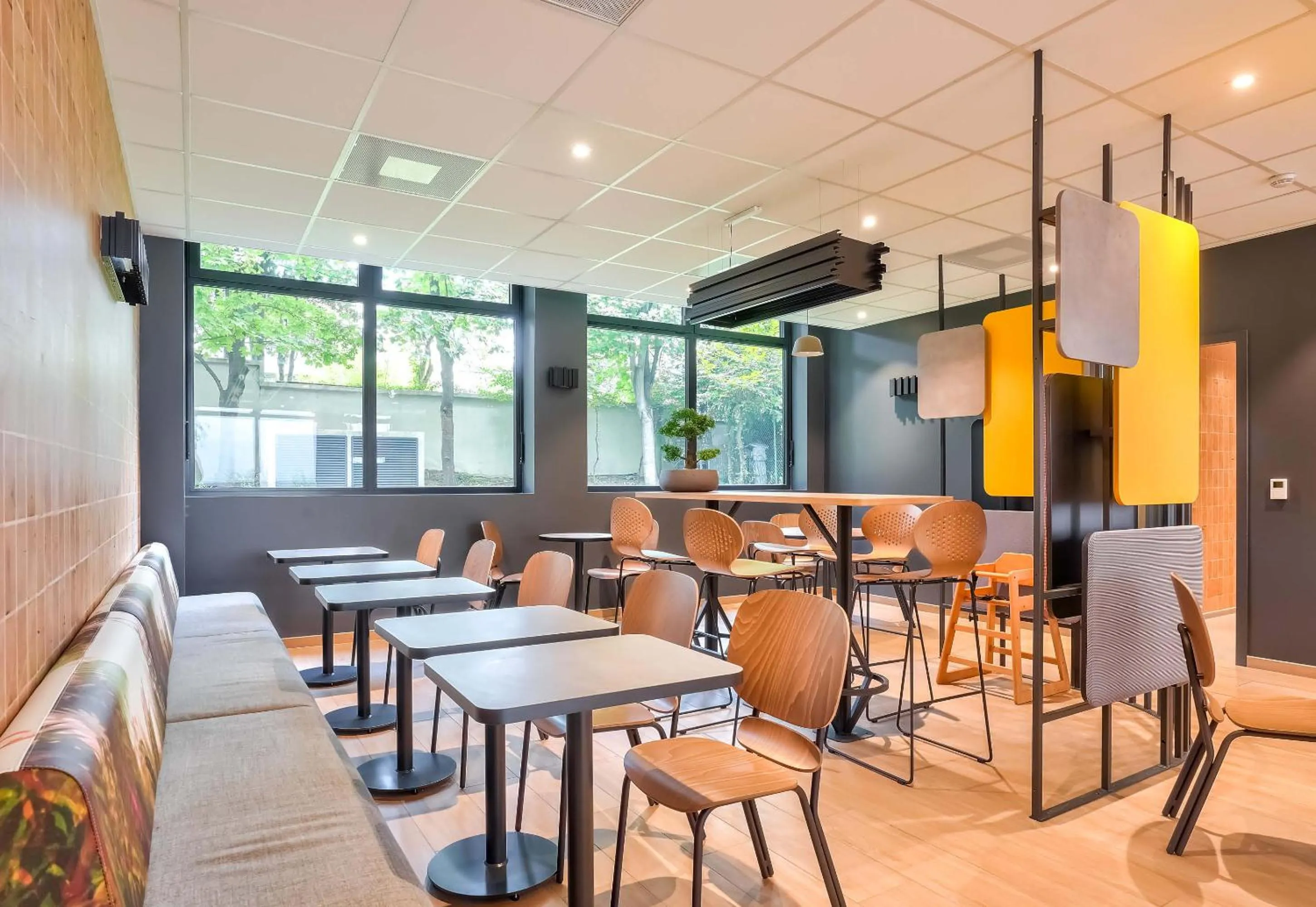 Restaurant/places to eat in B&B HOTEL Paris Porte d'Orléans