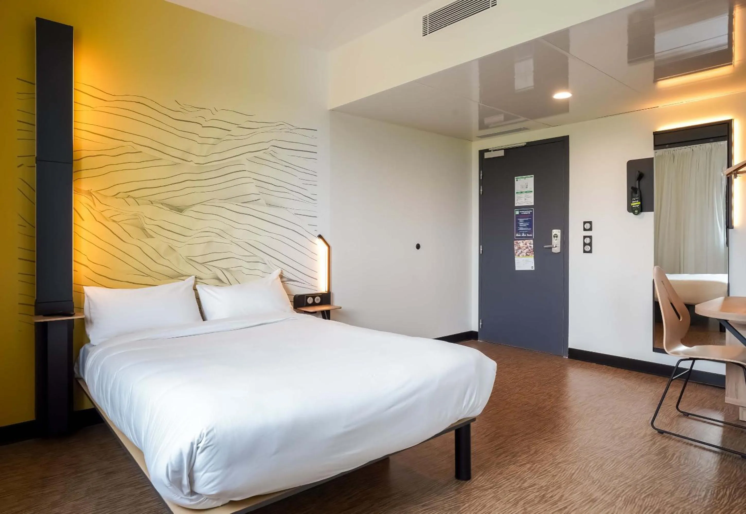 Bed in B&B HOTEL Paris Porte d'Orléans