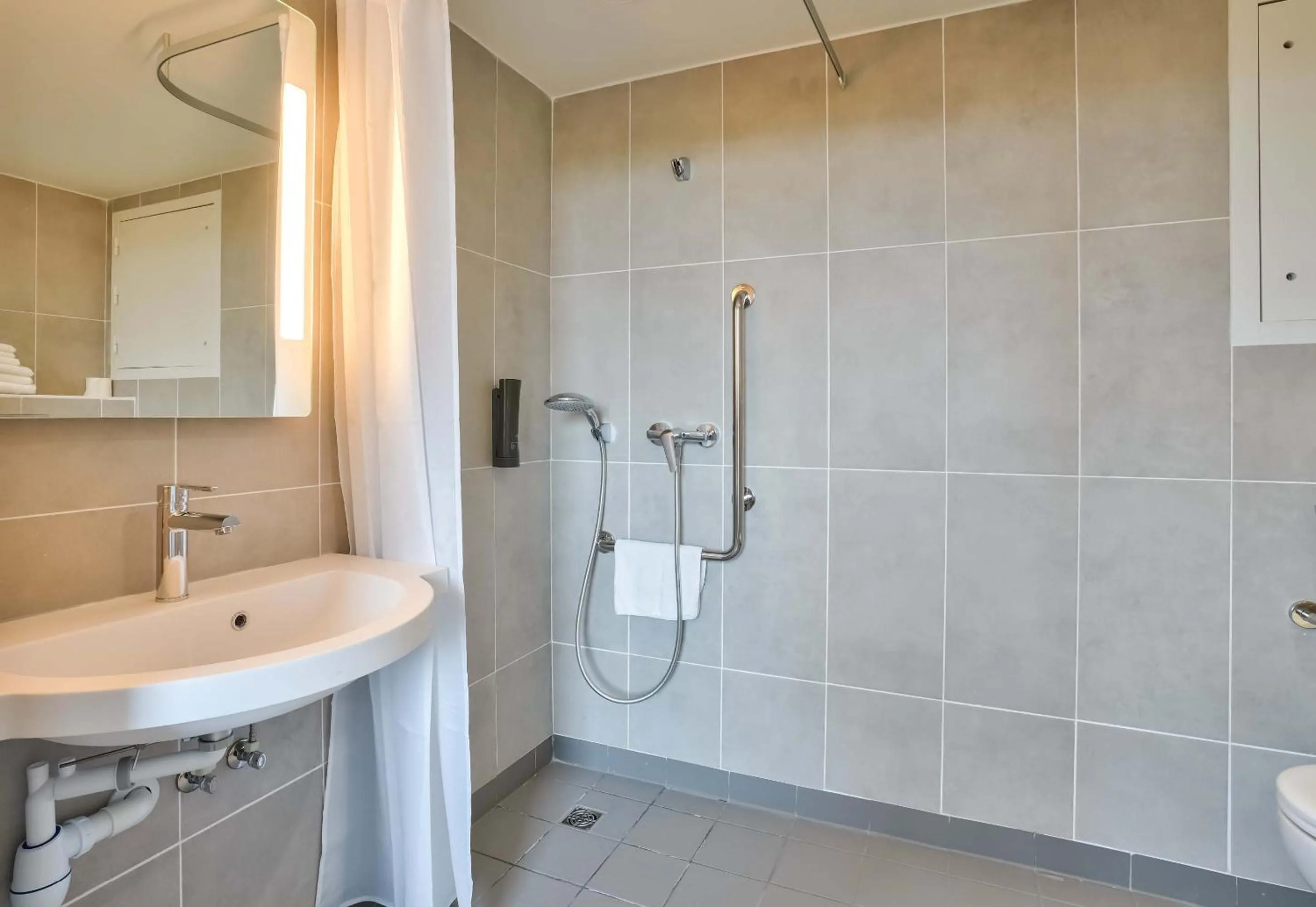 Shower in B&B HOTEL Paris Porte d'Orléans