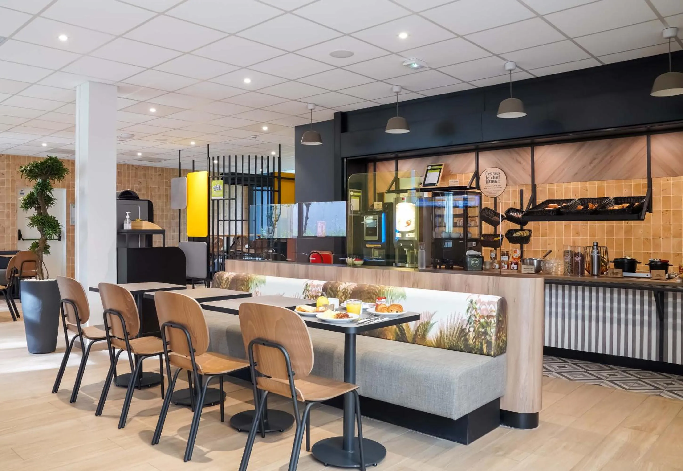 Food and drinks in B&B HOTEL Paris Porte d'Orléans