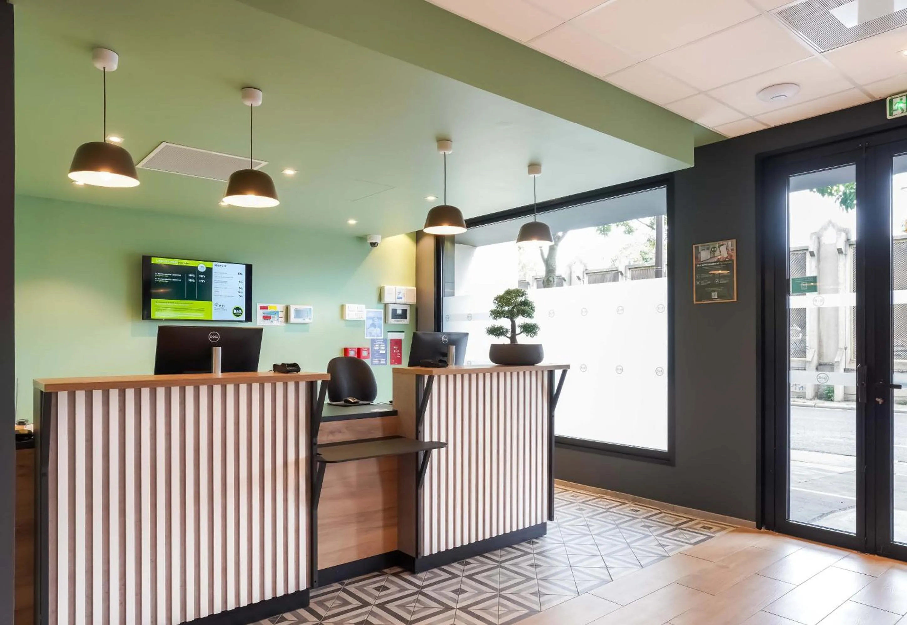 Lobby or reception in B&B HOTEL Paris Porte d'Orléans