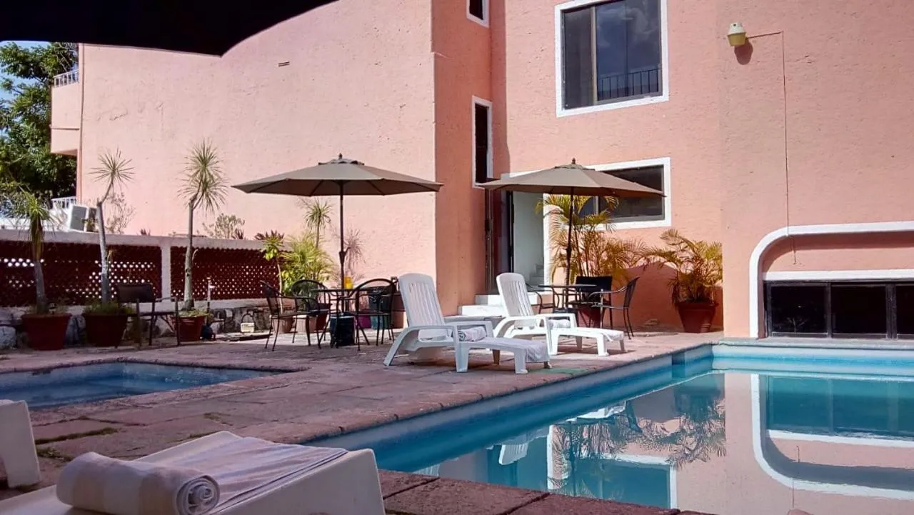 Swimming pool in Íkaro Suites Cancún