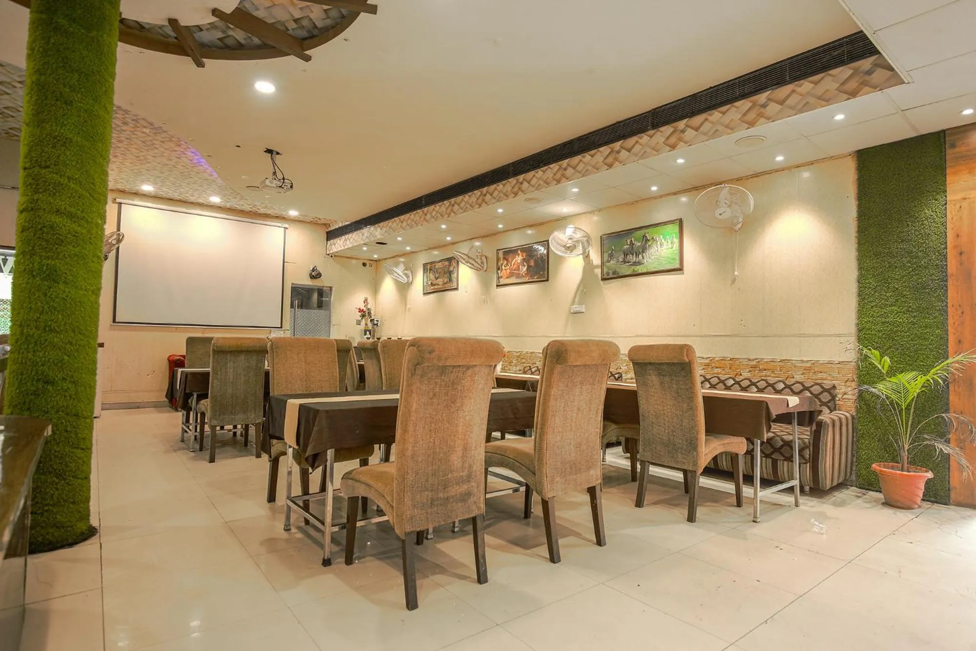 Restaurant/places to eat in Hotel HK Continental