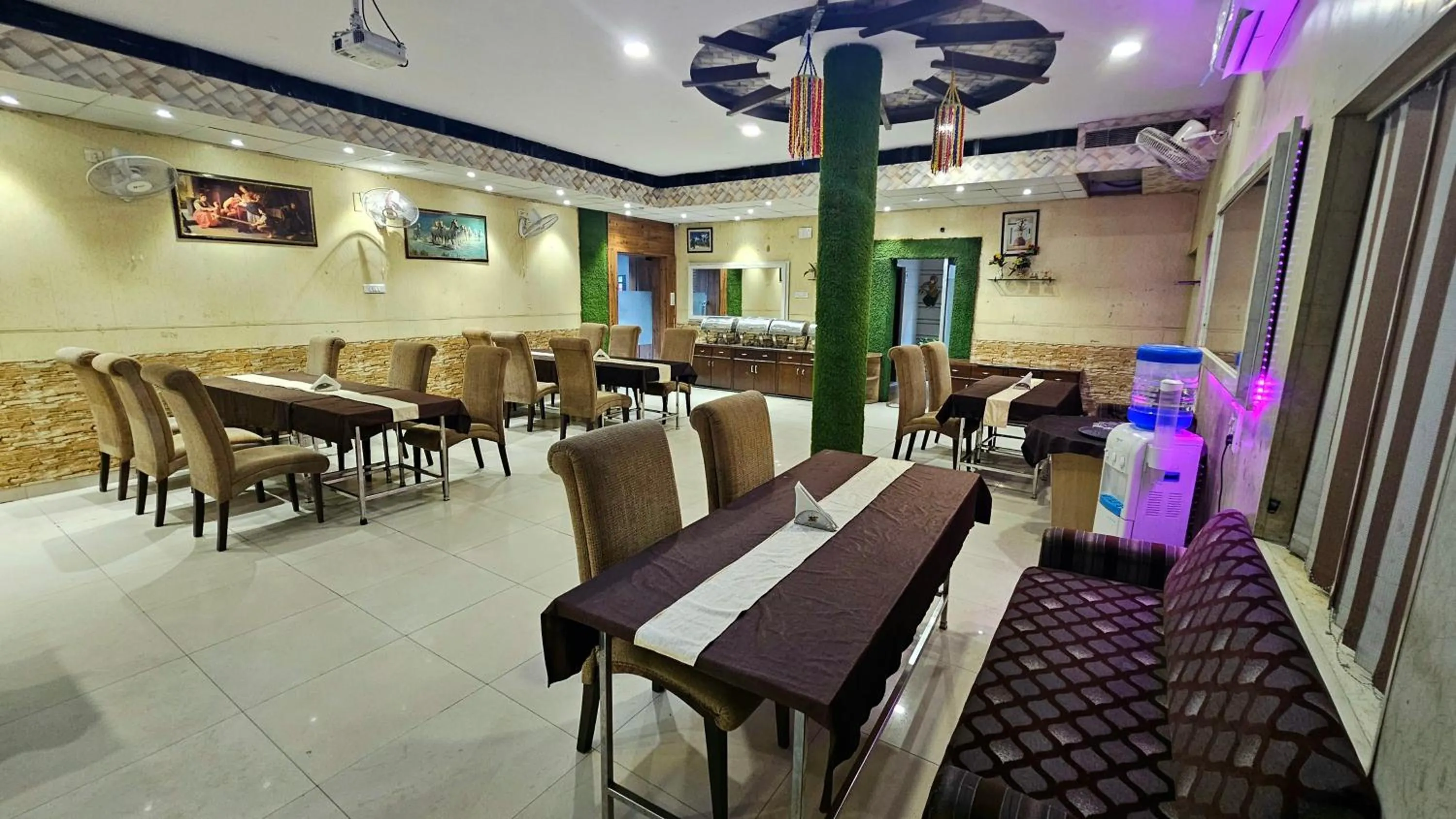 Restaurant/places to eat in Hotel HK Continental