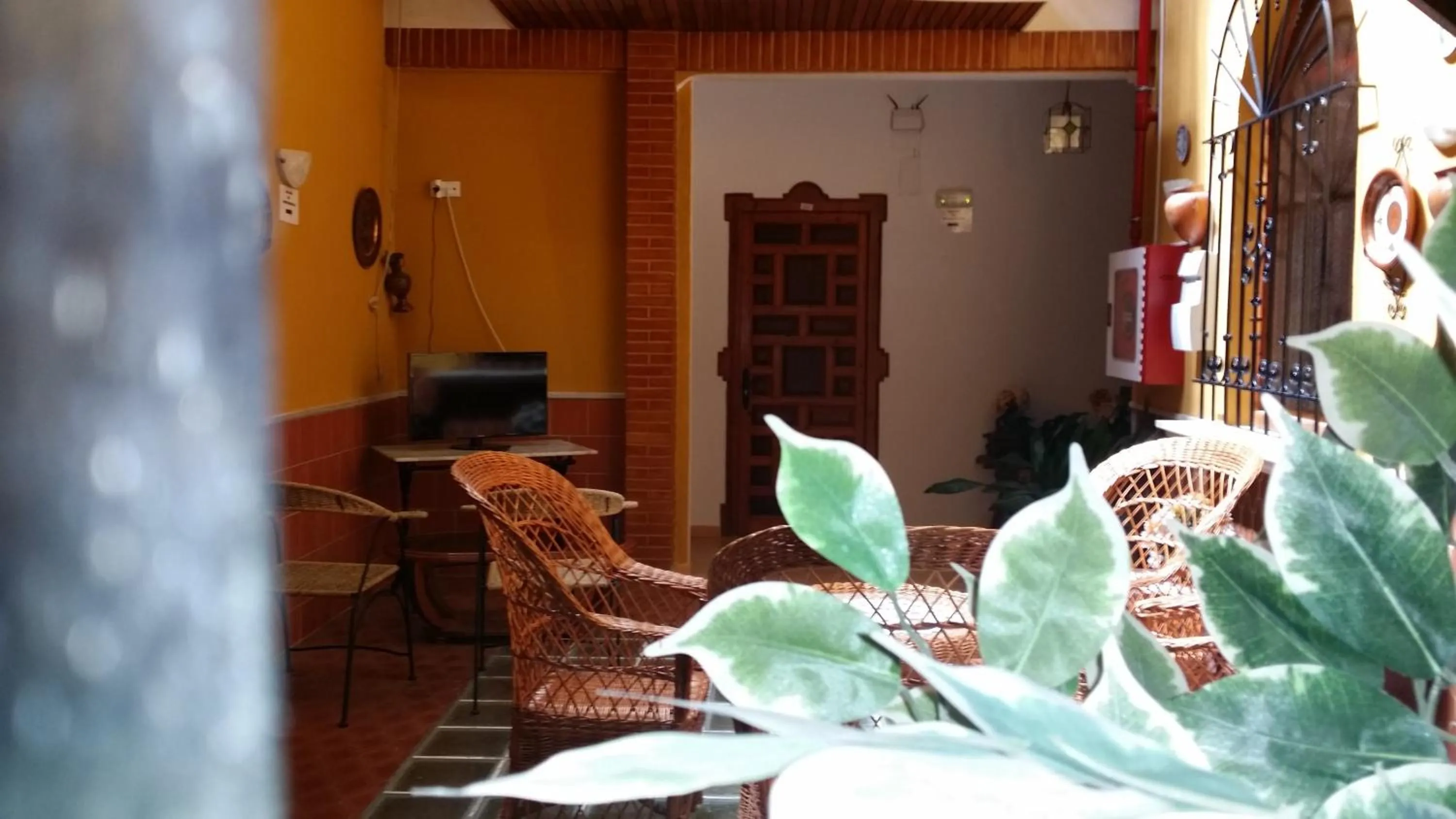 Communal lounge/ TV room in Hotel Mesón El Número Uno