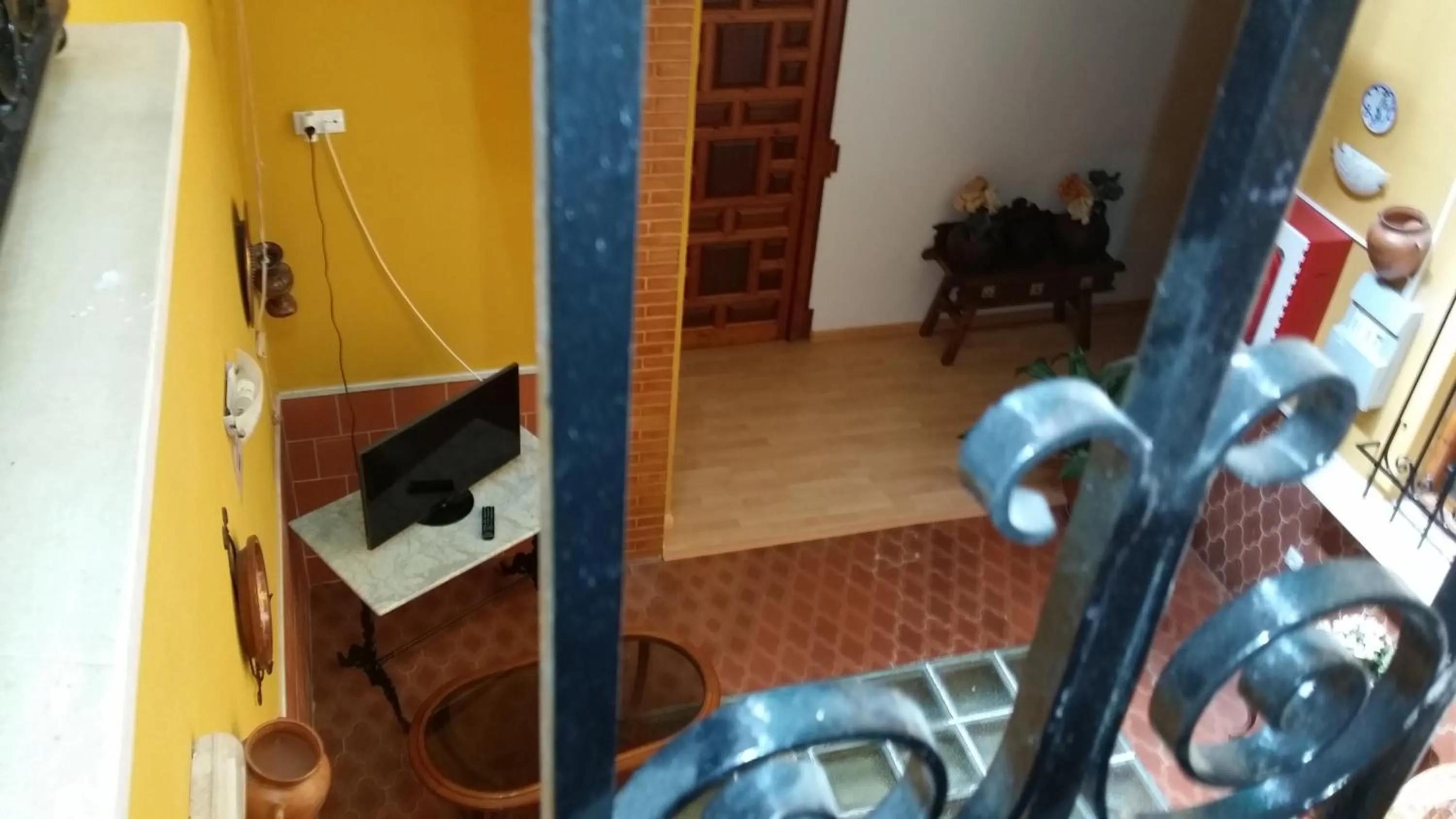 Communal lounge/ TV room in Hotel Mesón El Número Uno