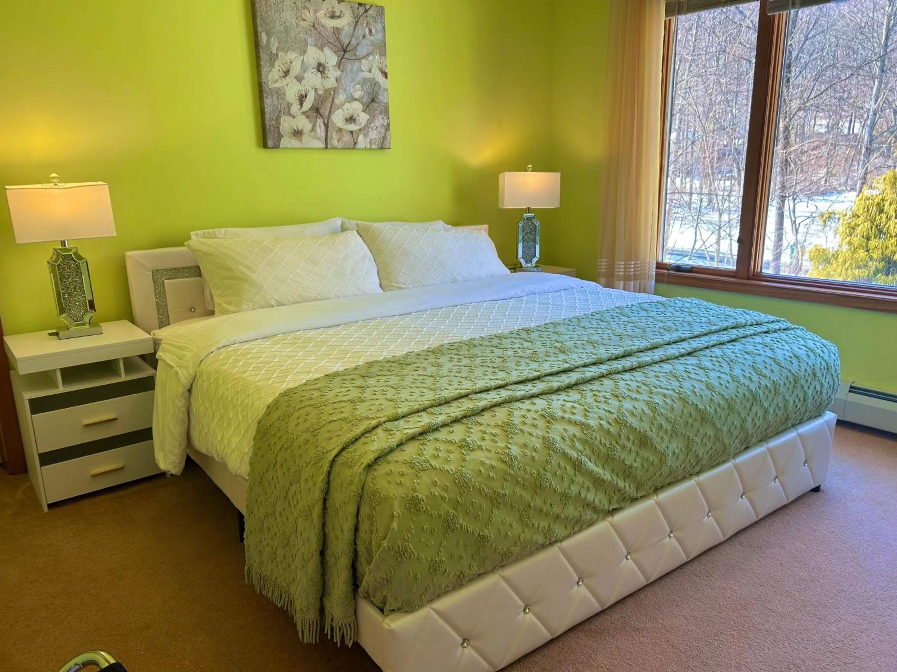 Deluxe Double Room with Bath in Cherry Valley Manor
