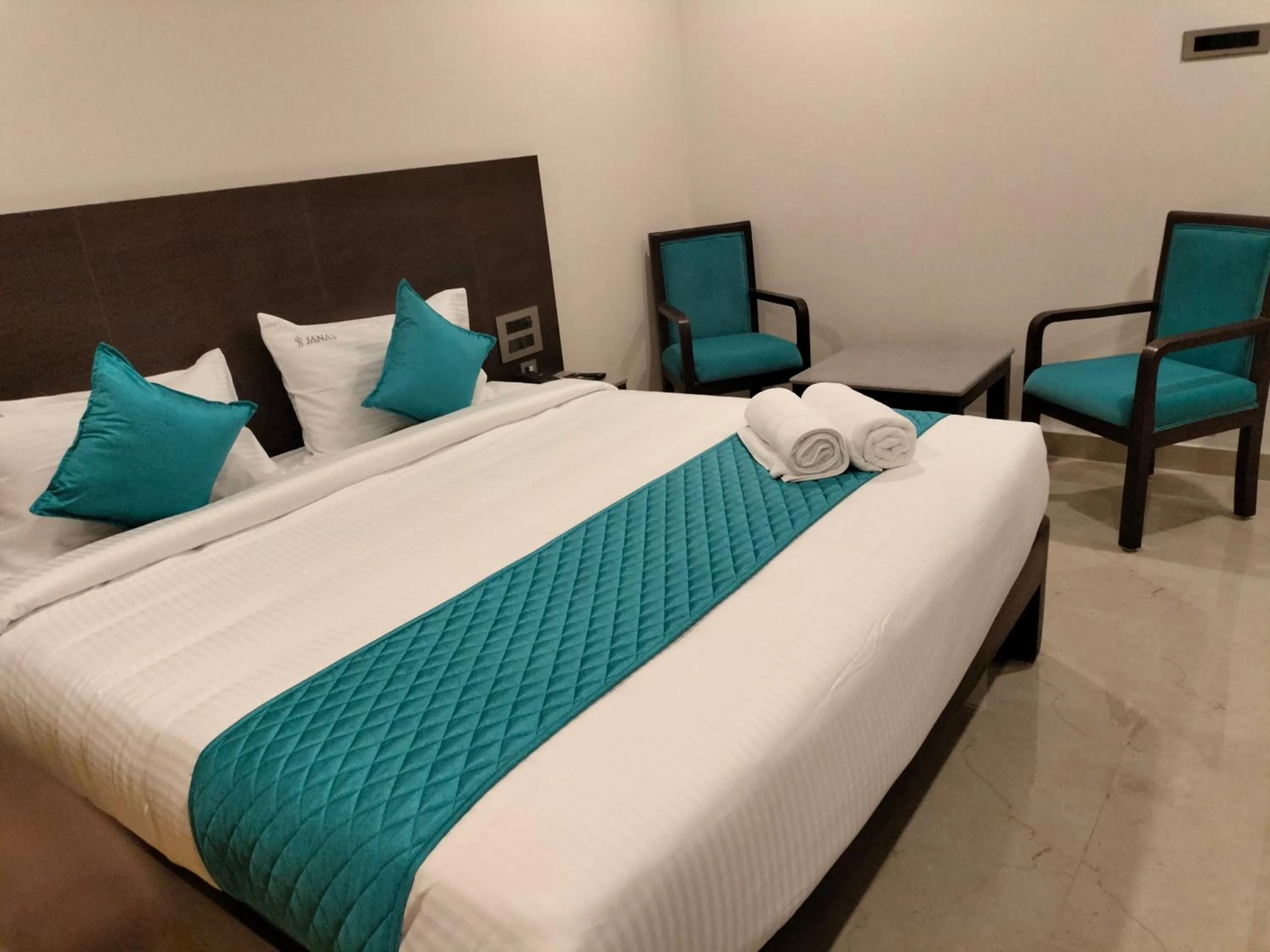 Seating area, Bed in Hotel JANAS