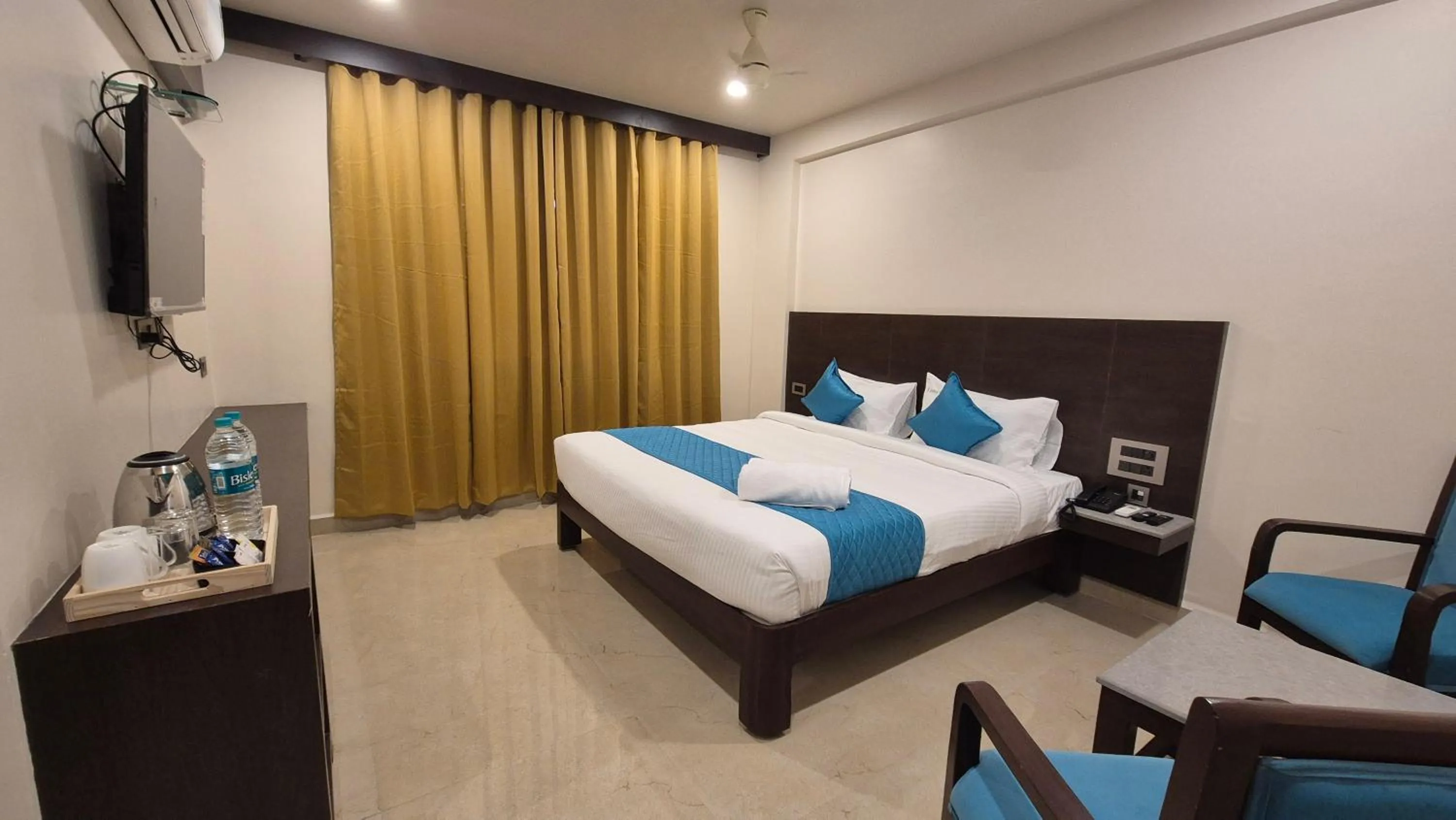 Photo of the whole room, Bed in Hotel JANAS