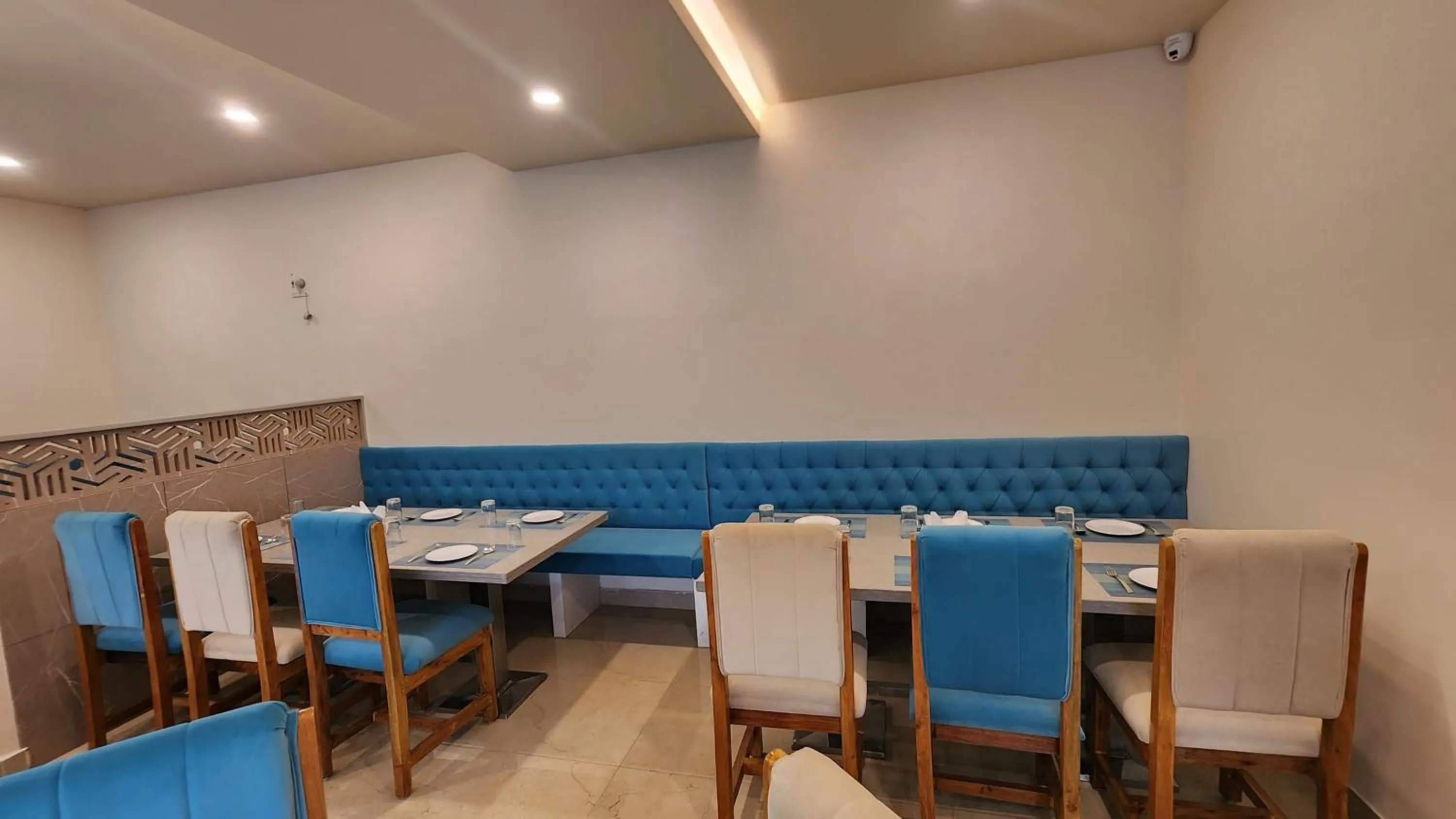 Restaurant/places to eat in Hotel JANAS