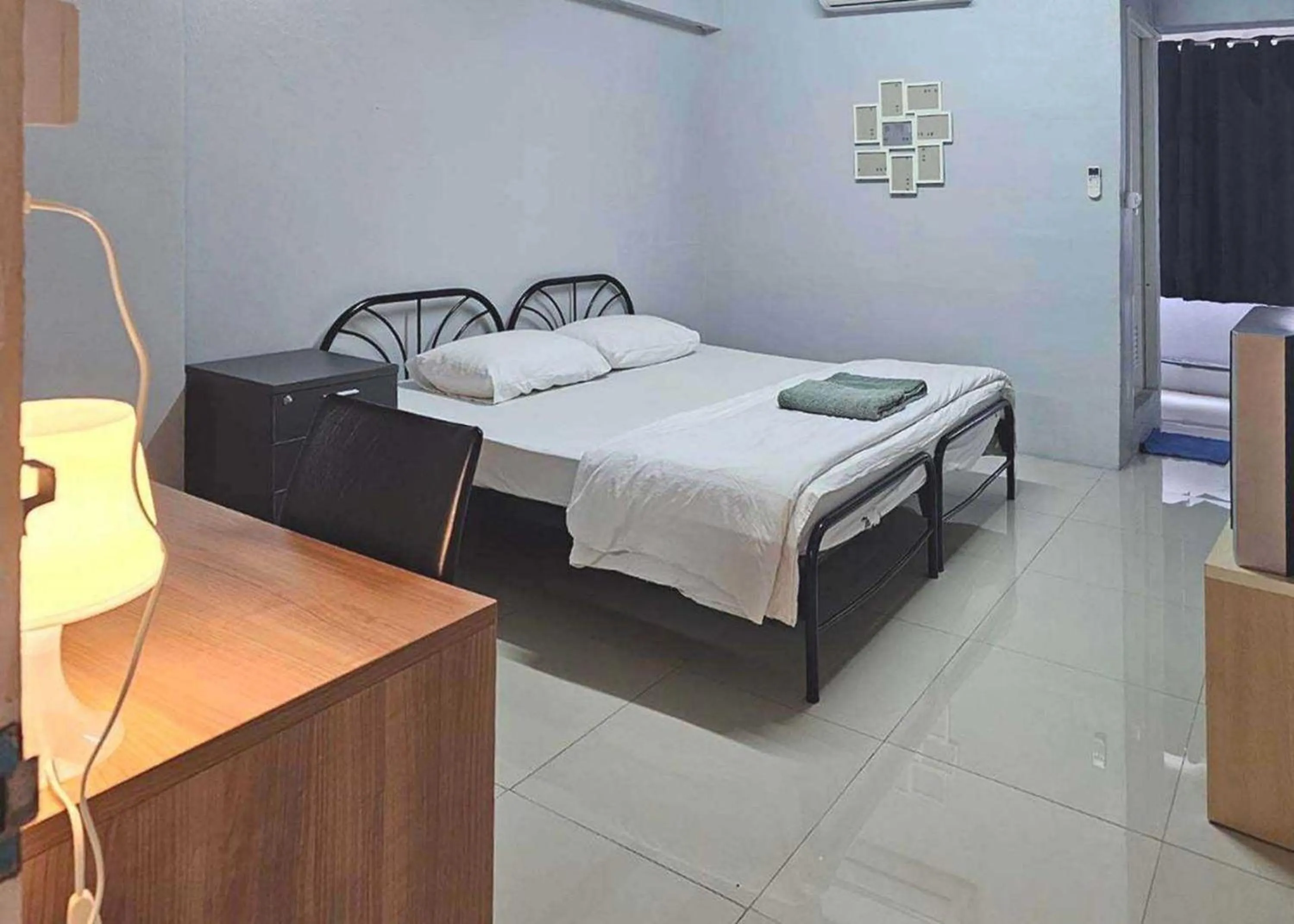 Photo of the whole room, Bed in Toucan Bed and Cafe