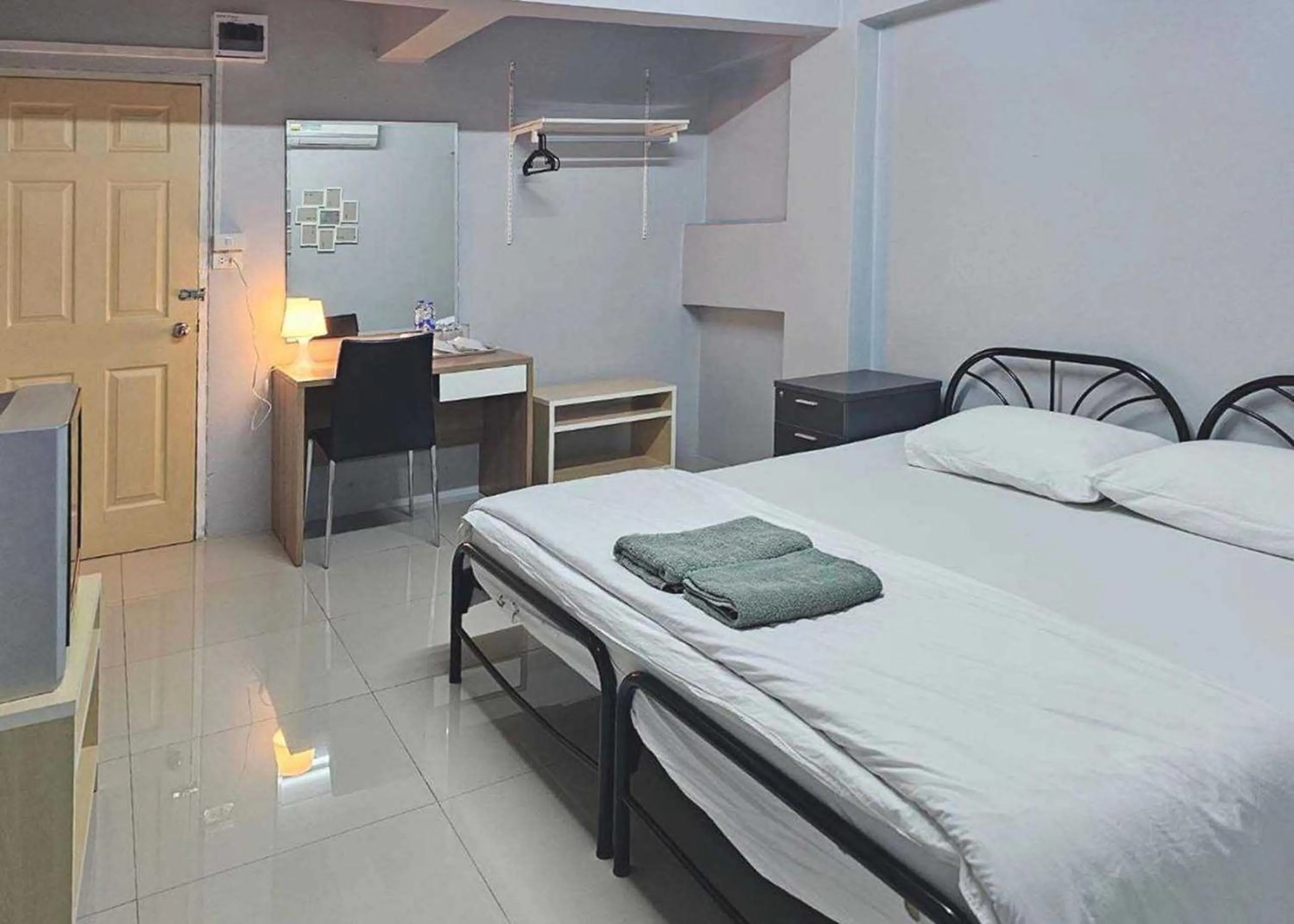 Photo of the whole room, Bed in Toucan Bed and Cafe