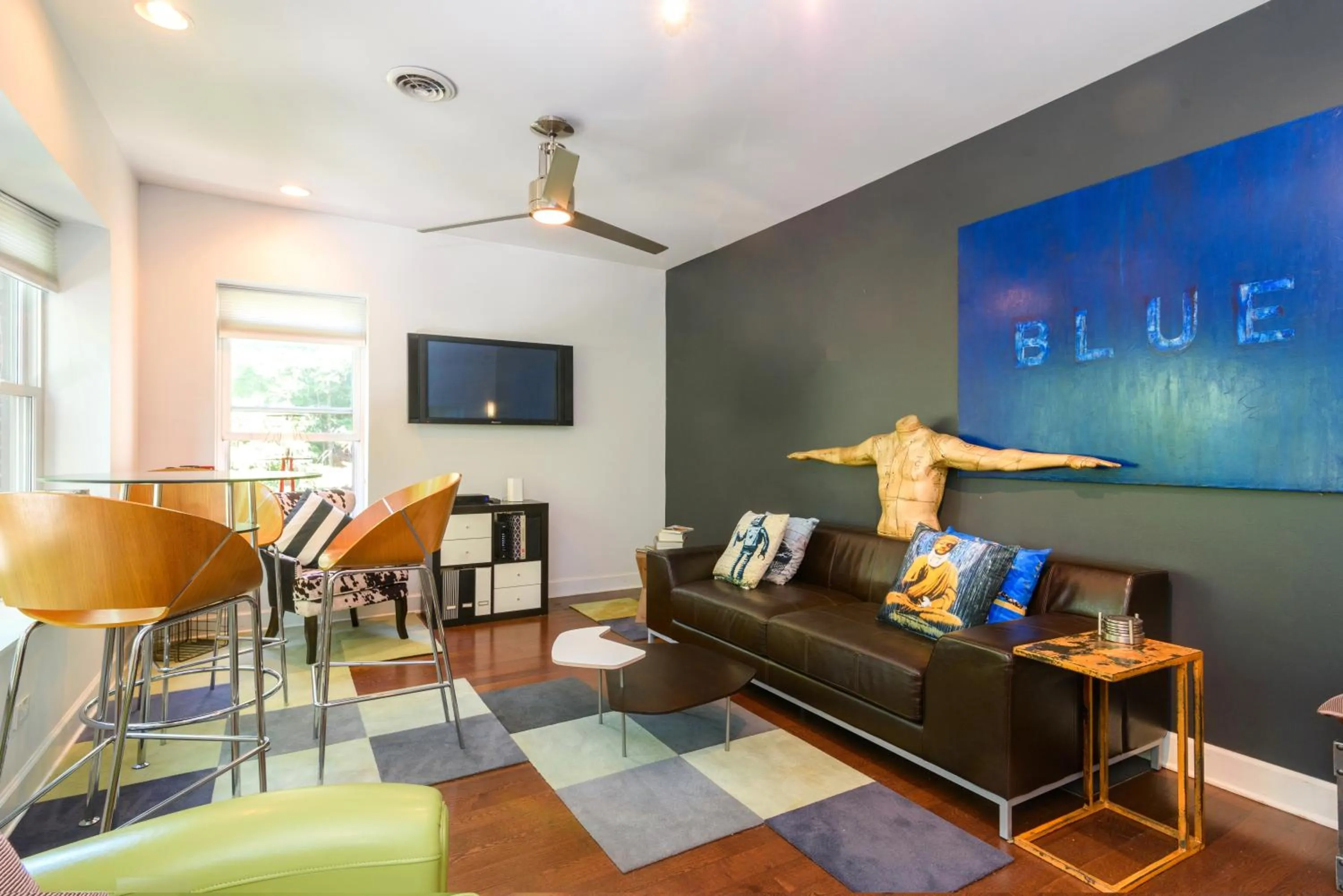 Living room in House 5863- Chicago's Premier Bed and Breakfast